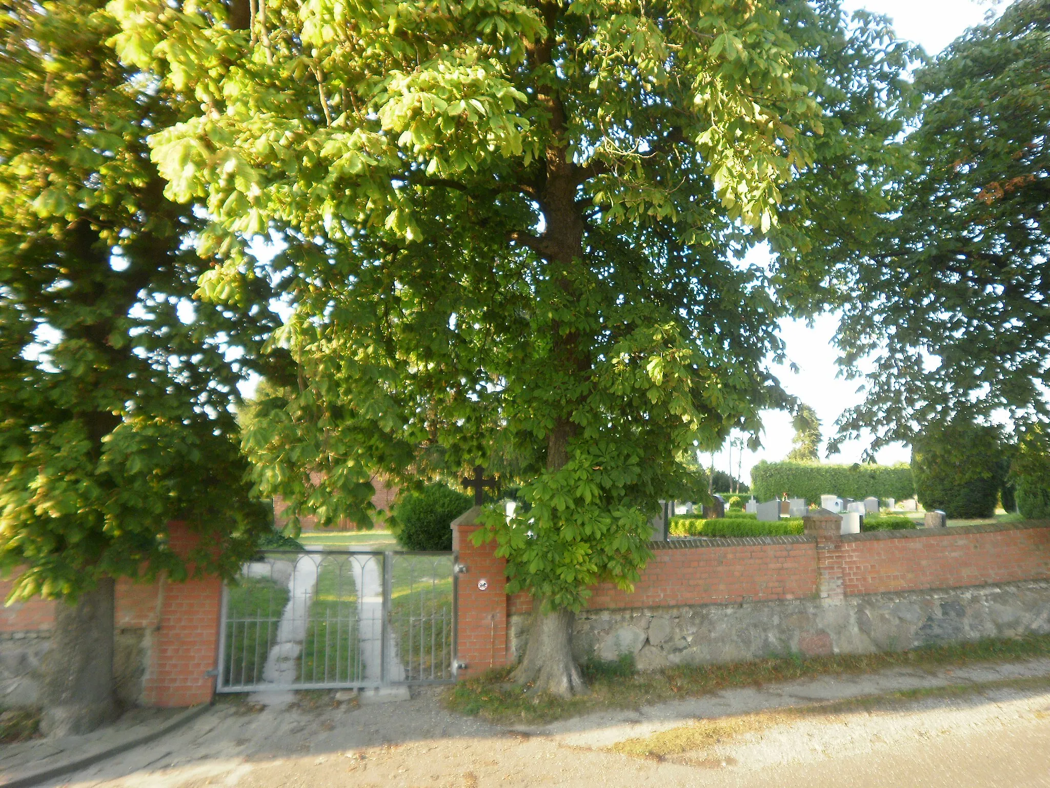 Photo showing: Eingangstor Friedhof Golchen