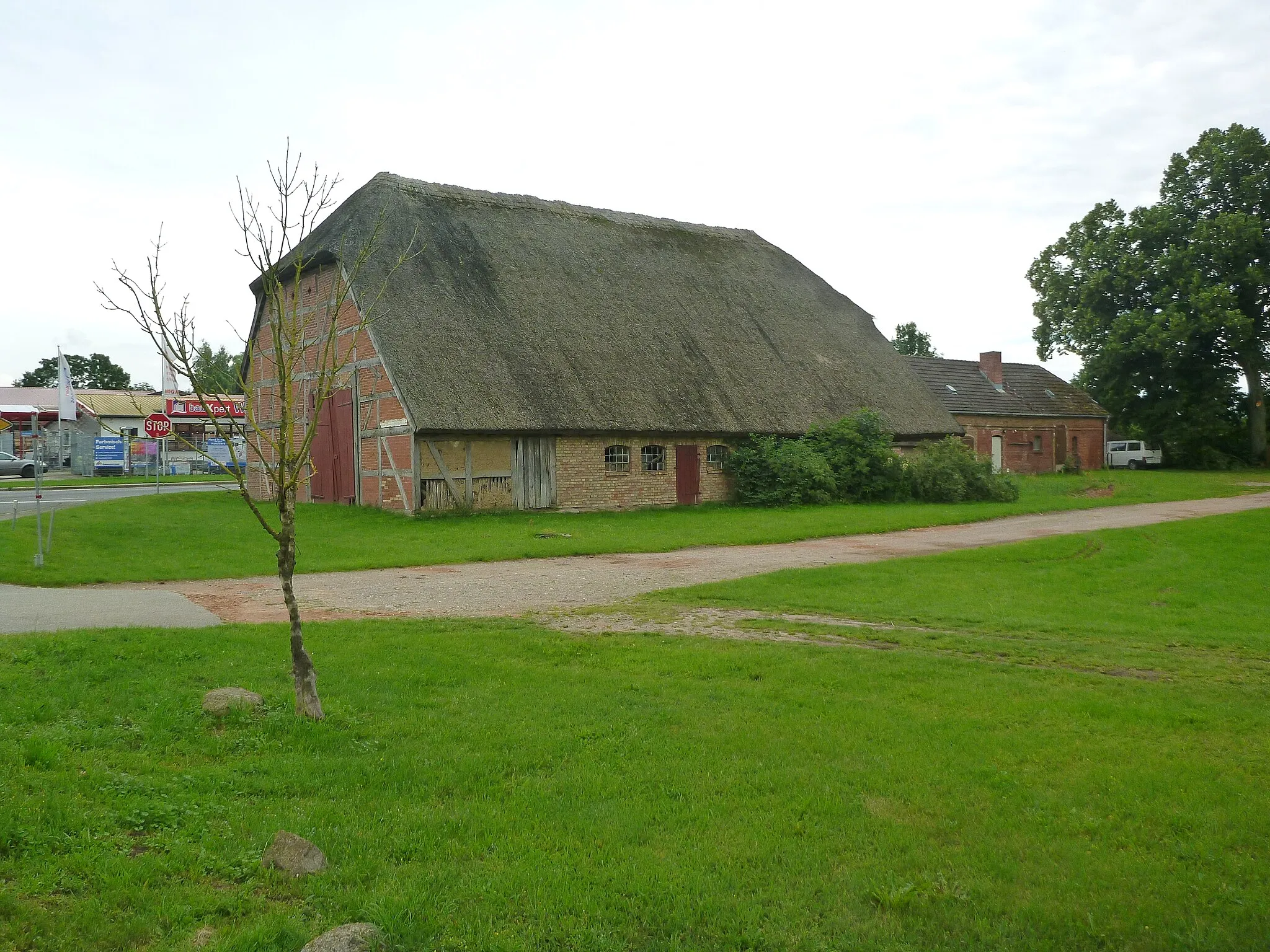 Photo showing: Bauernhof mit Wohnhaus, Scheune und Stall