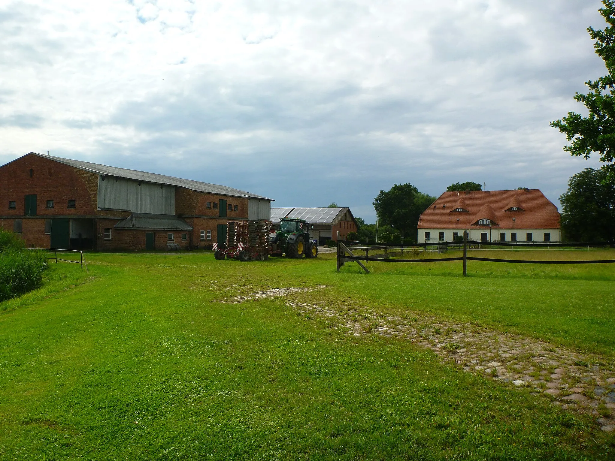 Photo showing: Gutsanlage mit Gutshaus, Torhaus und zwei Ställen in Klein Wokern