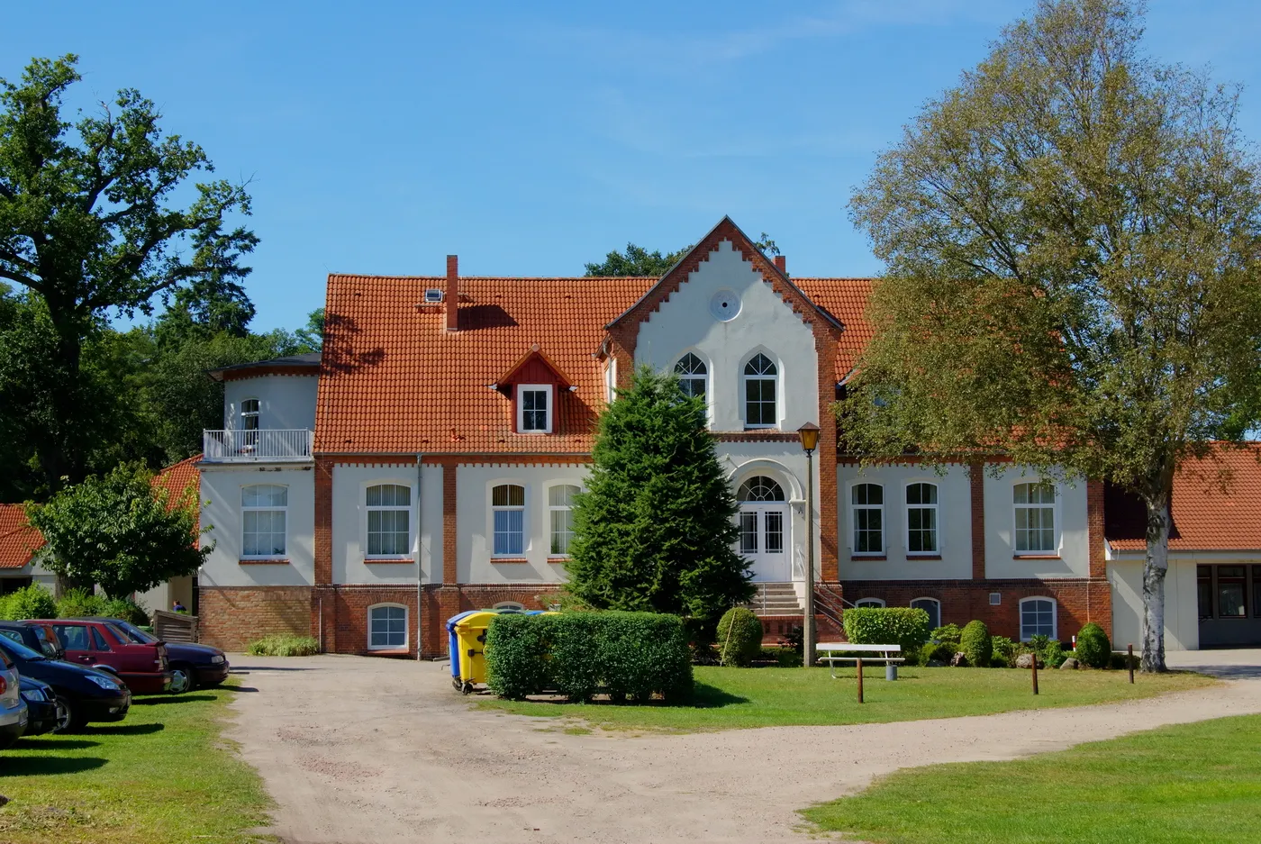 Photo showing: The ancient foresters house in Gelbensande. Today a nursing home.