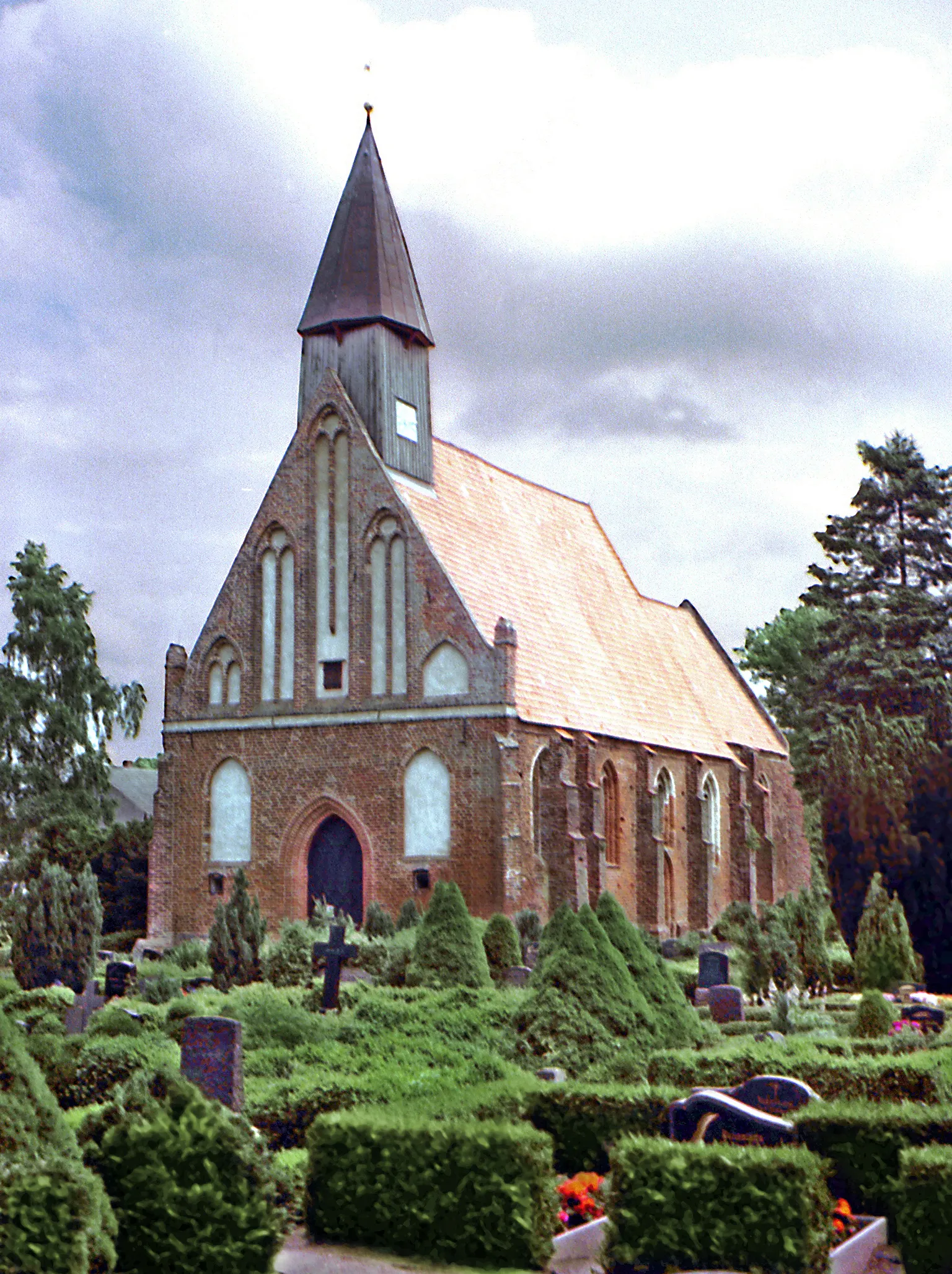 Photo showing: 12.06.2002  18573 Rambin (Insel Rügen), Dorfstraße 7: Die Dorfkirche St.-Johannes (GMP: 54.355090,13.204760), wurde erstmals im Jahr 1300 urkundlich erwähnt. Sie gehört damit zu den ältesten Kirchen der Insel Rügen. Die gotische Backsteinkirche wurde um 1700 barock umgestaltet, dabei wurden eine weit und tief geschwungene hölzerne Decke eingezogen, eine Westempore eingebaut und einige Ausstattungsstücke in gold und weiß bemalt.                                                    [F20020611A04.JPG]20020612100NR.JPG(c)Blobelt