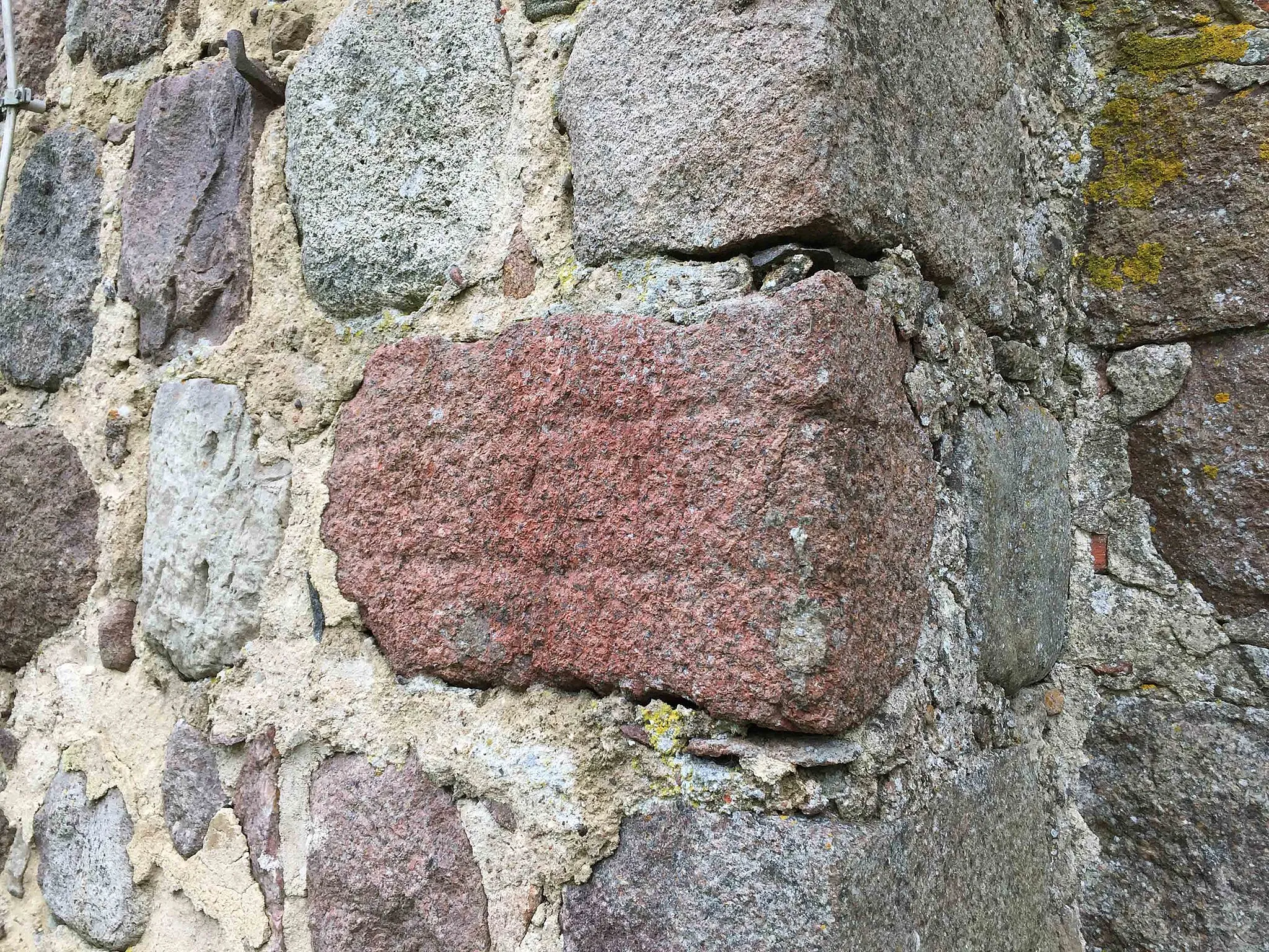 Photo showing: Nærbillede af skakbrætsten i NV-hjørnet af Pragsdorf kirkes skib - stenen har kun mønster på én side