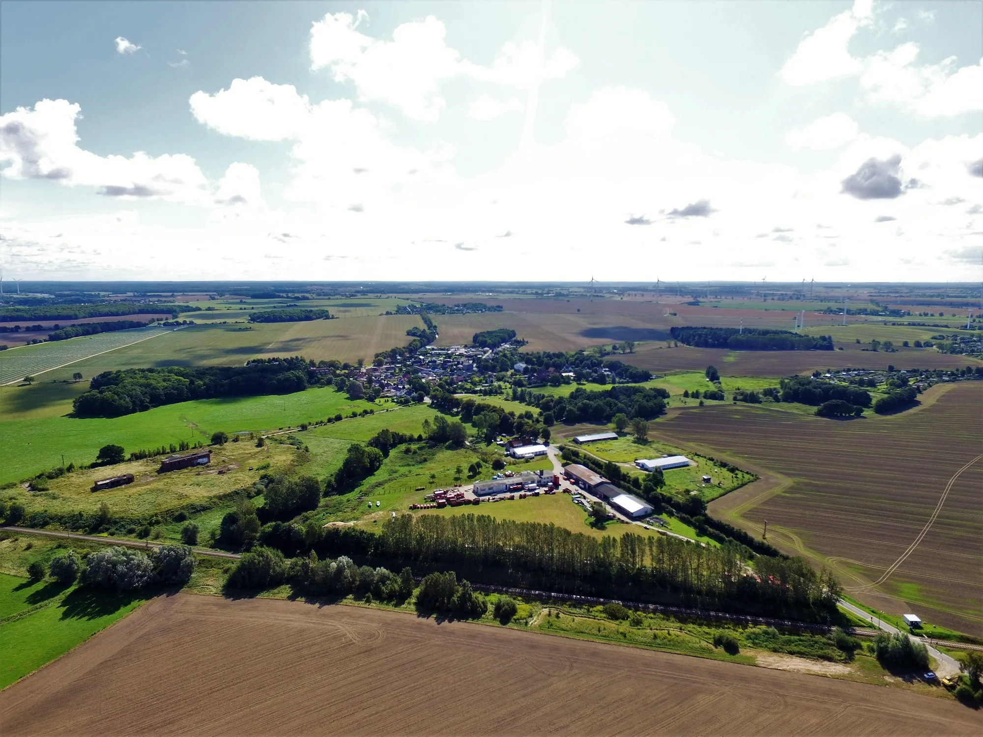 Photo showing: Ein Luftbild von Klein Kussewitz aufgenommen im September 2017 mit Blickrichtung aus Mönchhagen. Erstellt und bereitgestellt von R. Bösenberg Luftbilder.Service-Rostock.de