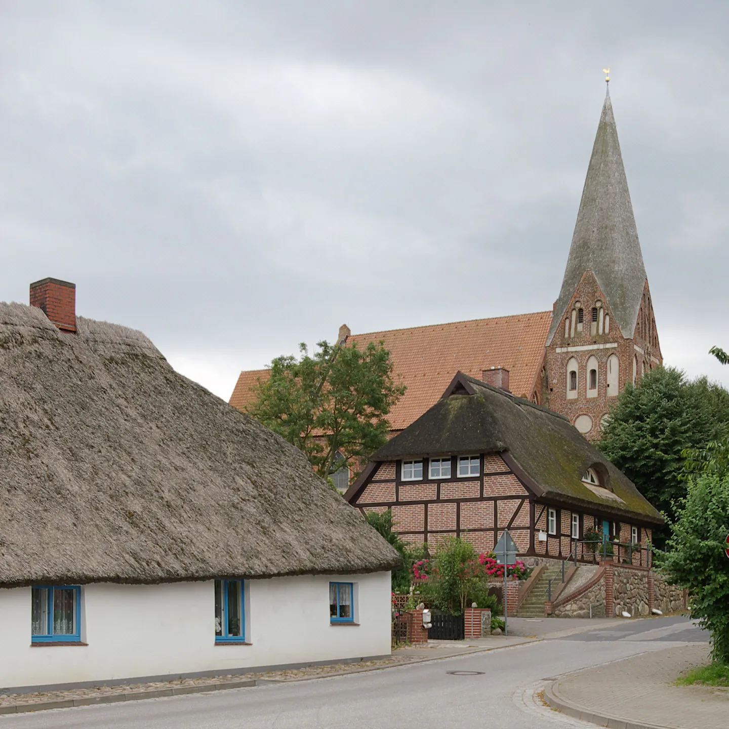 Photo showing: Poseritz, Rügen, im Hintergrund die St. Marienkirche