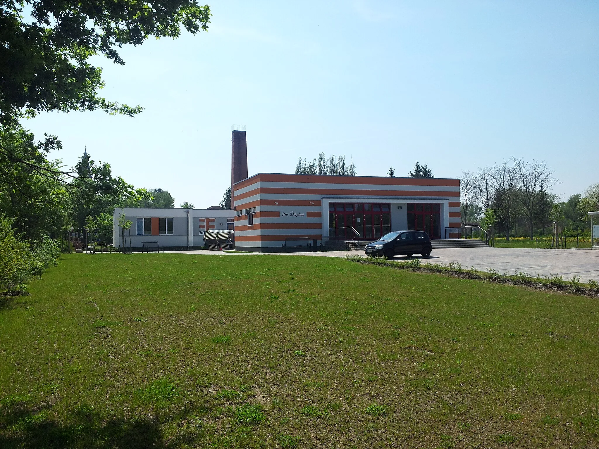 Photo showing: Ehemalige Schule Poseritz, heute Dorfgemeinschaftshaus (Mai 2013)