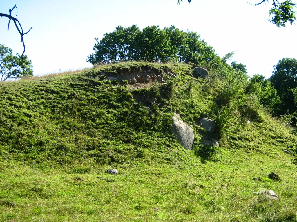 Photo showing: Das Os bei Gatschow ist eine eiszeitliche Sedimentation in Mecklenburg-Vorpommern; das hier abgebildete Os verläuft in Nordnordost-Südsüdwest-Richtung von Gatschow im Norden bis Varchentin im Landkreis Mecklenburgische Seenplatte und ist das längste, mehr oder weniger zusammenhängende Os Nordostdeutschlands. Es verläuft im nördlichen Teil parallel zur glazialen Rinne, bzw. an deren oberem Westrand, die heute das Stromtal des Augrabens bildet)