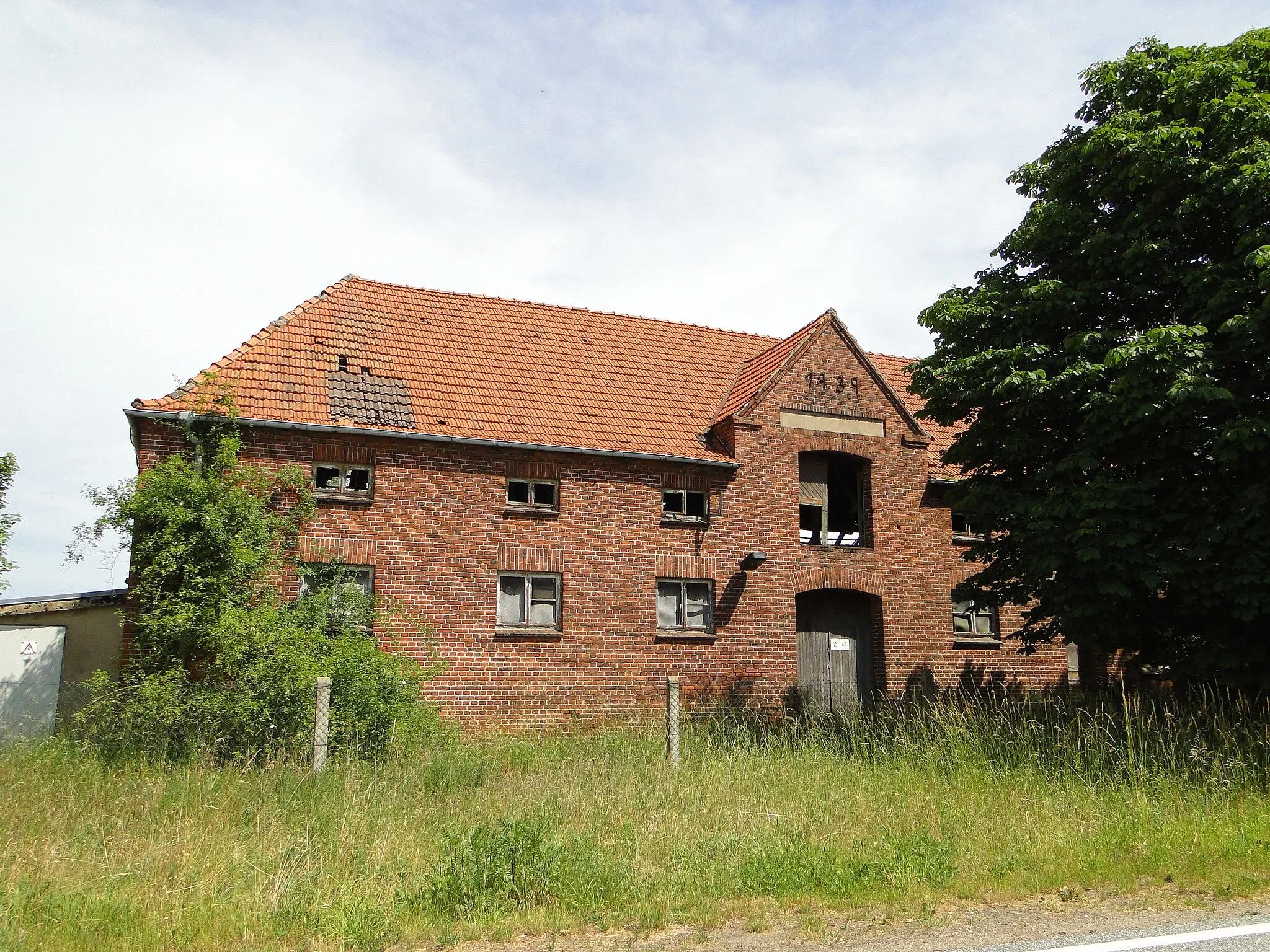 Photo showing: Abandoned warehouse in Raduhn, district Ludwigslust-Parchim, Mecklenburg-Vorpommern, Germany