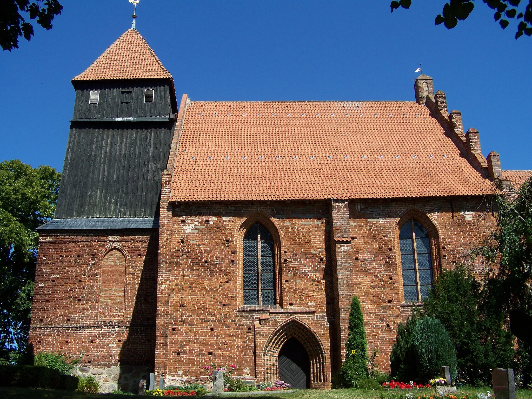 Photo showing: Gesamtansicht der Dorfkirche in Reinberg.