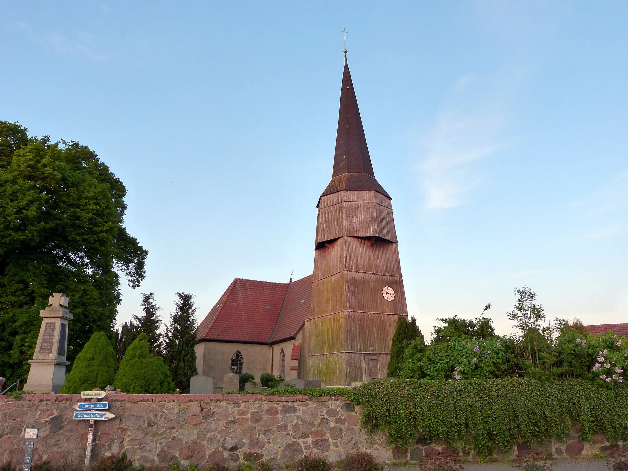 Photo showing: Bartow Vorpommern, Kirche, Gefallenendenkmal, Friedhofsmauer