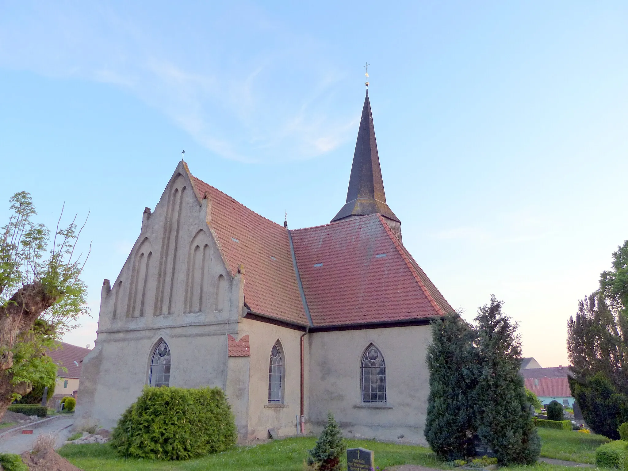Photo showing: Bartow Vorpommern, Ostgiebel und nördlicher Anbau der Kirche
