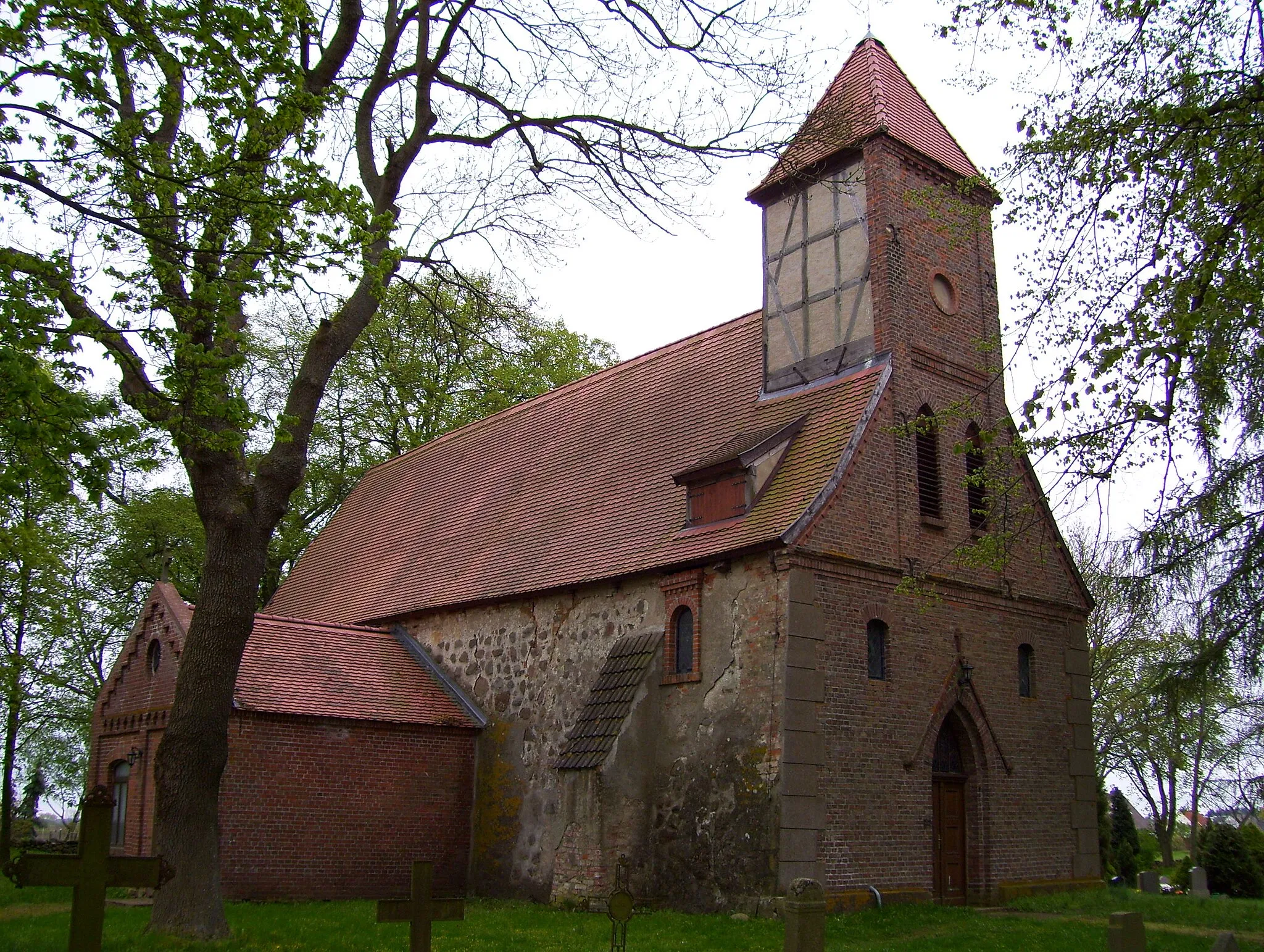Photo showing: Nordwestansicht der Kirche in Sanzkow, Gemeinde Siedenbrünzow, Landkreis Demmin