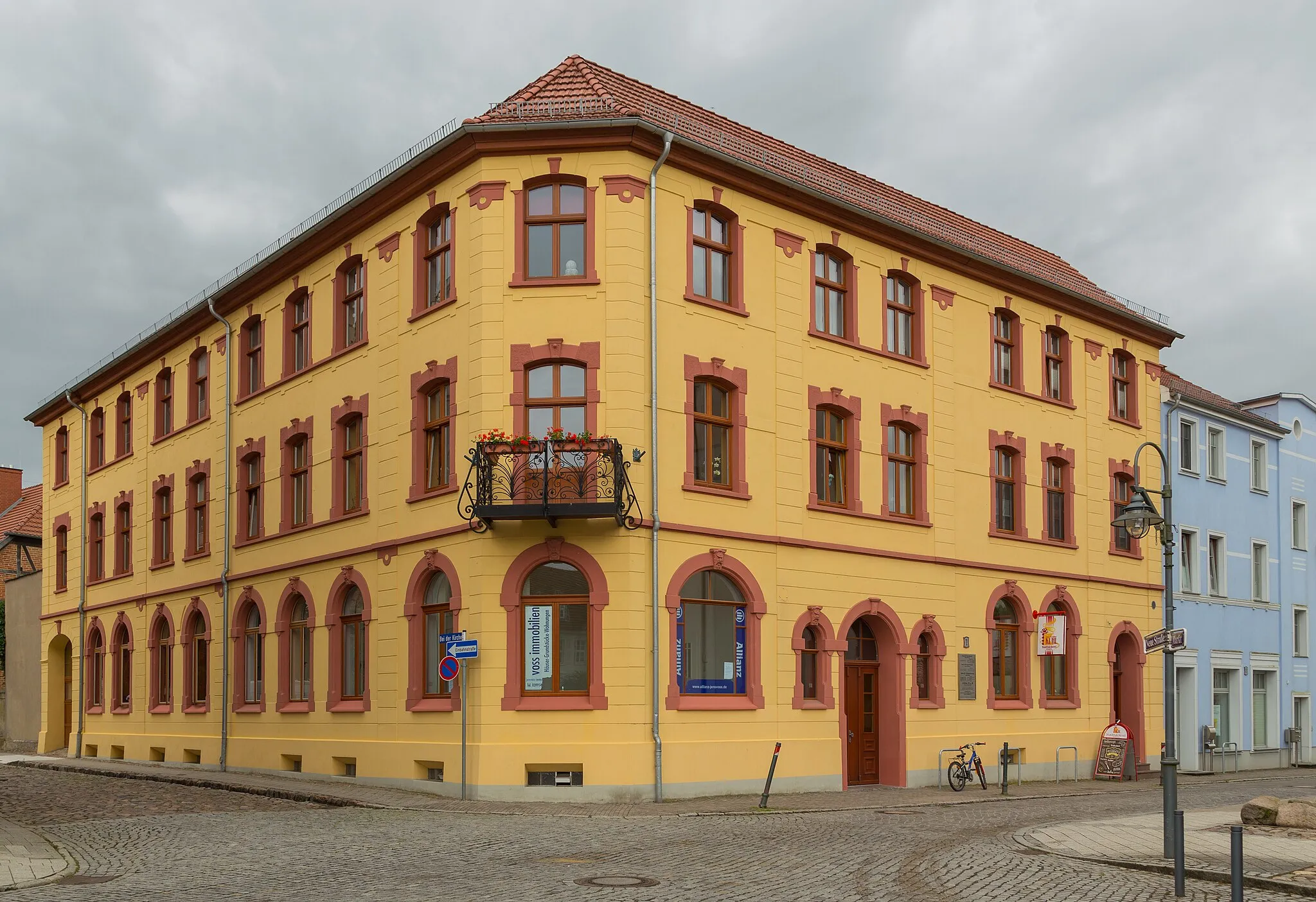 Photo showing: The building 1 New Street (Neue Straße 1) in the city centre of Stavenhagen, Landkreis Mecklenburgische Seenplatte, Mecklenburg-Vorpommern, Germany. The listed building is a former hotel.