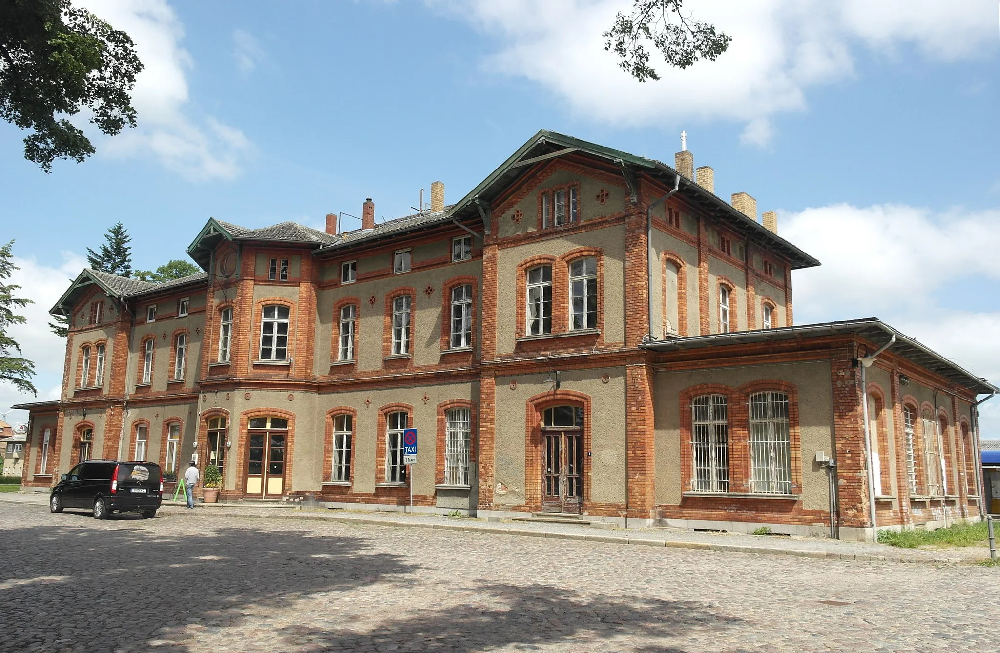 Photo showing: Bahnhof Reuterstadt Stavenhagen, Baudenkmal, Blick von Südosten