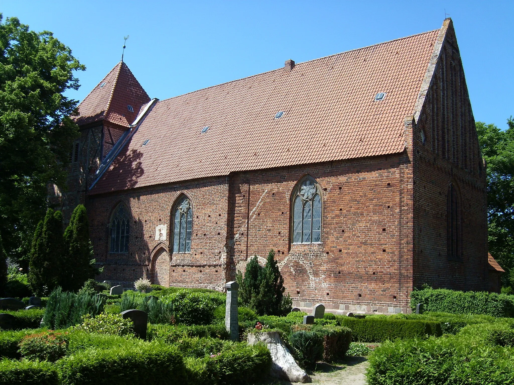 Photo showing: Die Dorfkirche von Neuenkirchen (OVP) von außen
