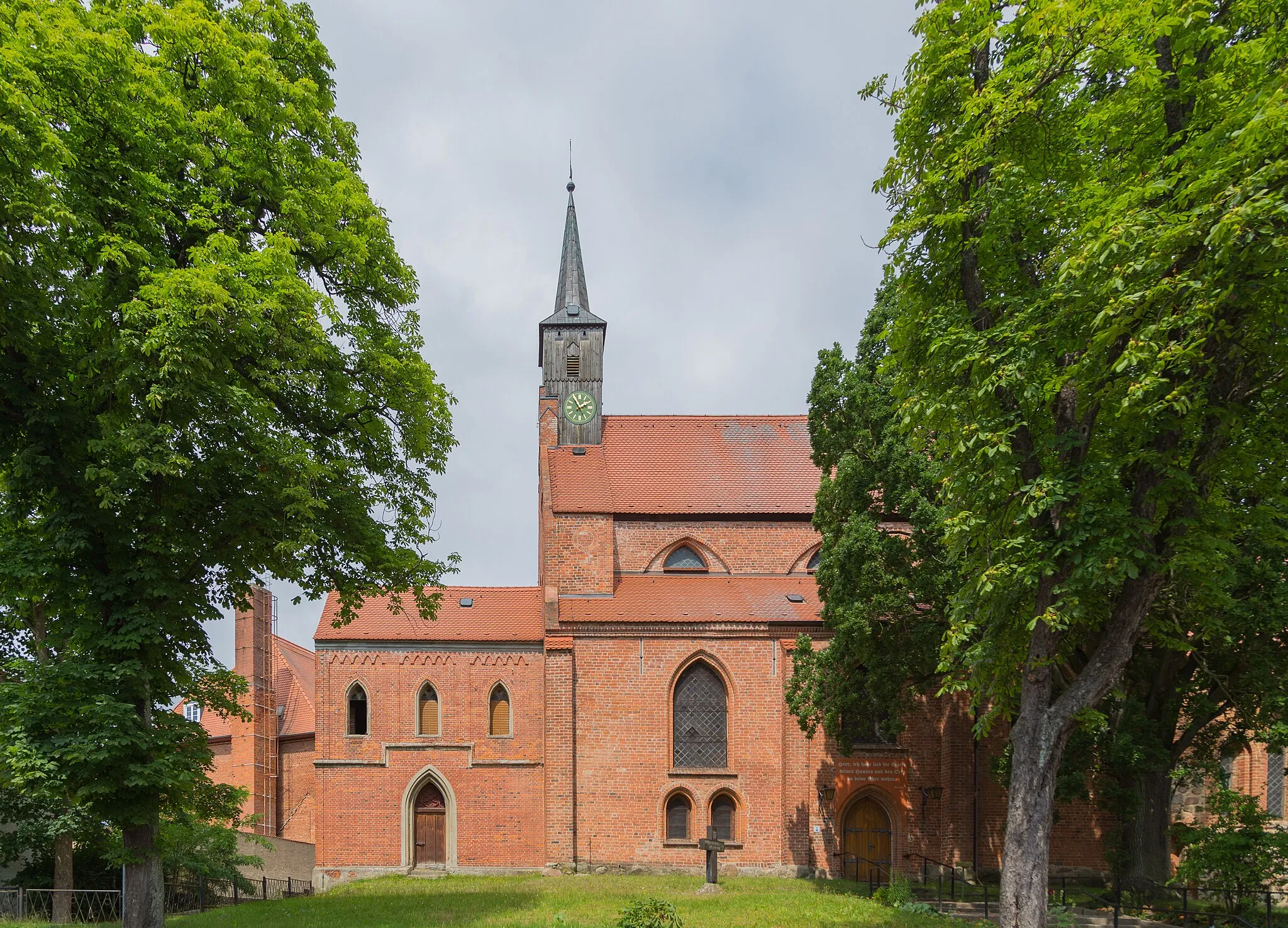 Photo showing: St John, the Protestant city church of Tessin near Rostock, Amt Tessin, Landkreis Rostock, Mecklenburg-Western Pomerania, Germany. The church is a listed cultural heritage monument.