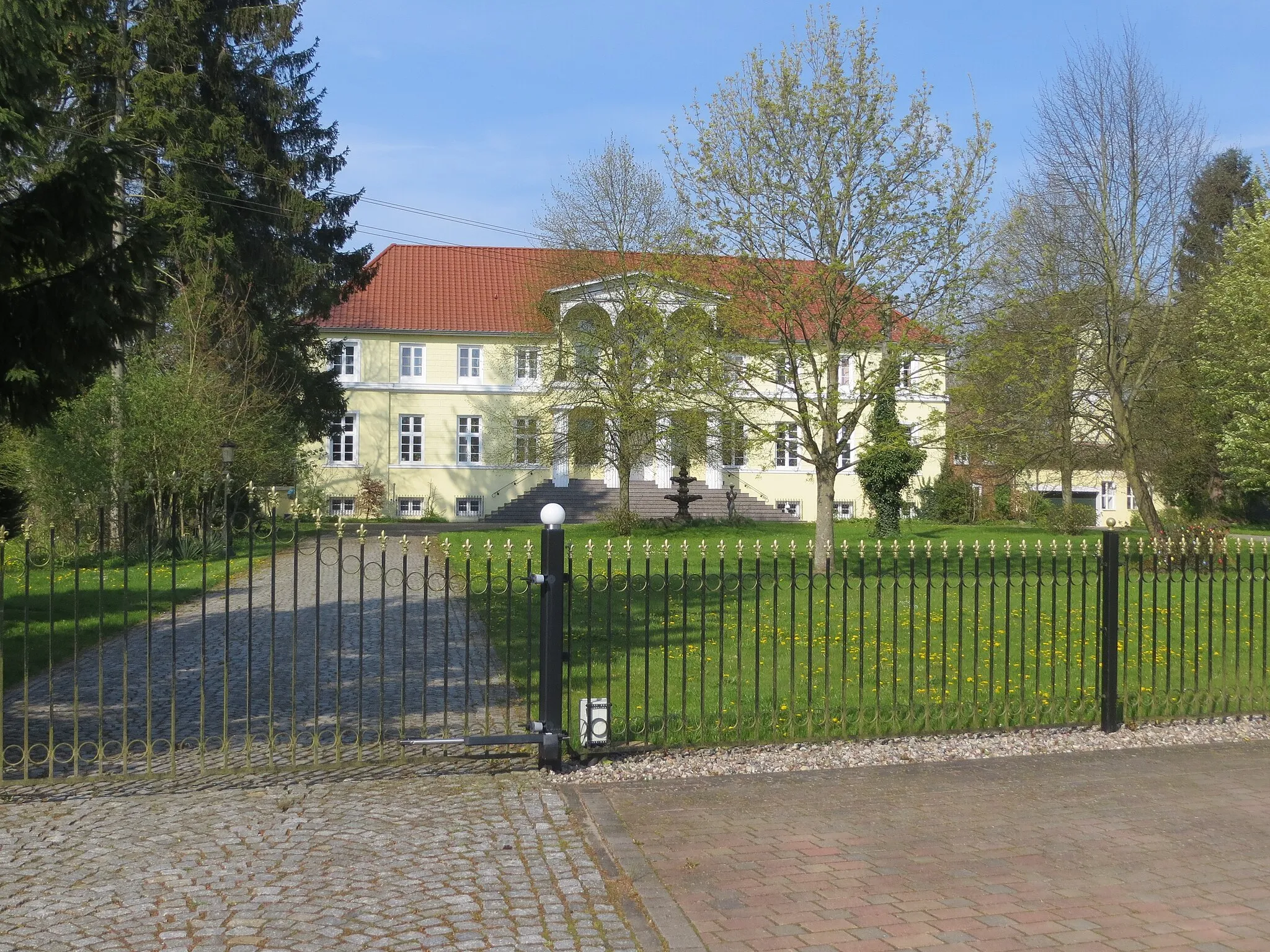 Photo showing: Schossin, historisches Gutshaus mit Teil des Gutsparks