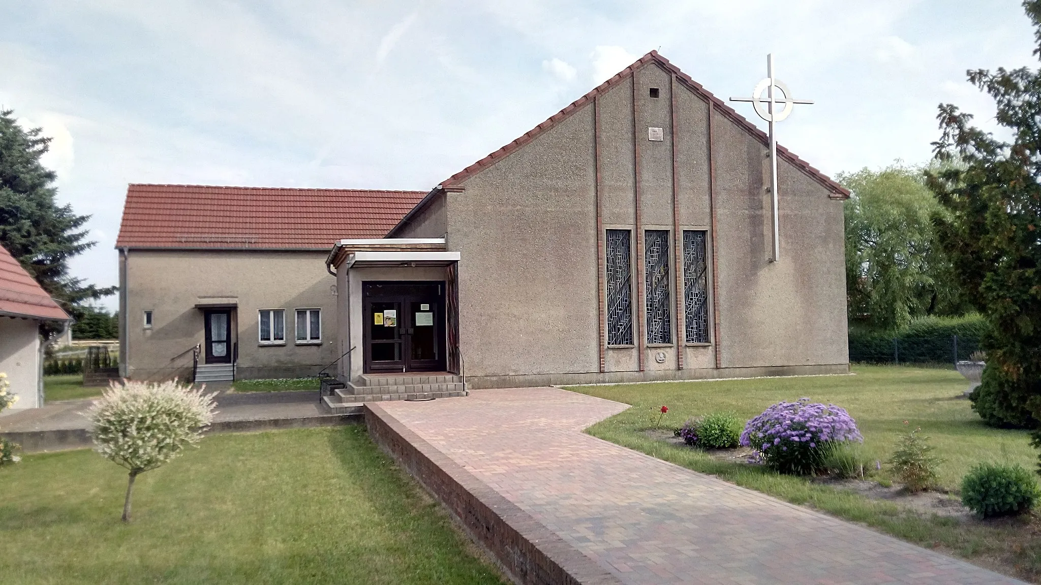 Photo showing: Römisch-katholische Kirche "Johannes Evangelist" in Röckwitz, geweiht am 21.02.1971.