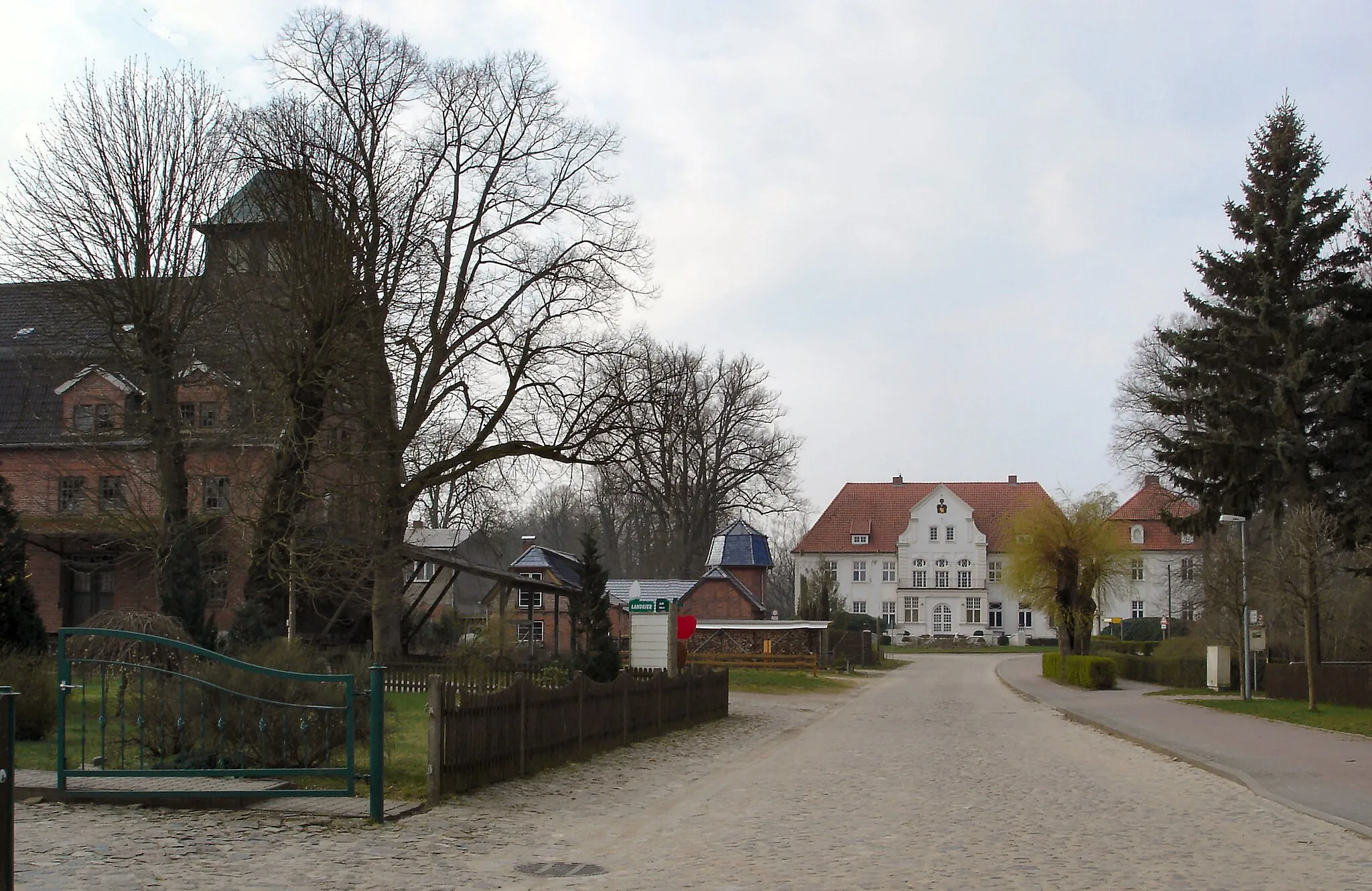 Photo showing: Manor house at Badow manor, Schildetal, Mecklenburg-West Pomerania, Germany