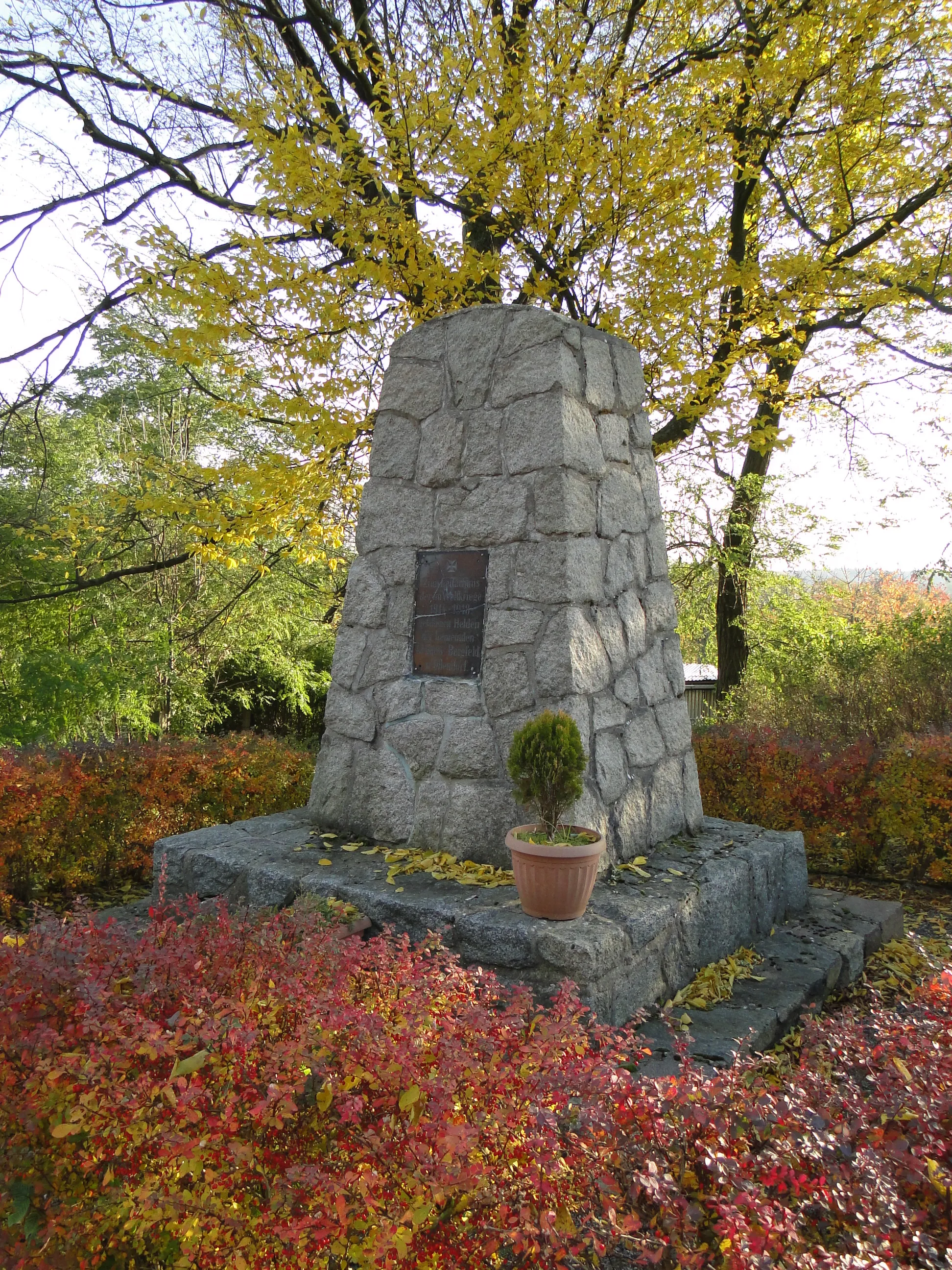 Photo showing: War memorial in Grünow, district Mecklenburgische Seenplatte, Mecklenburg-Vorpommern, Germany