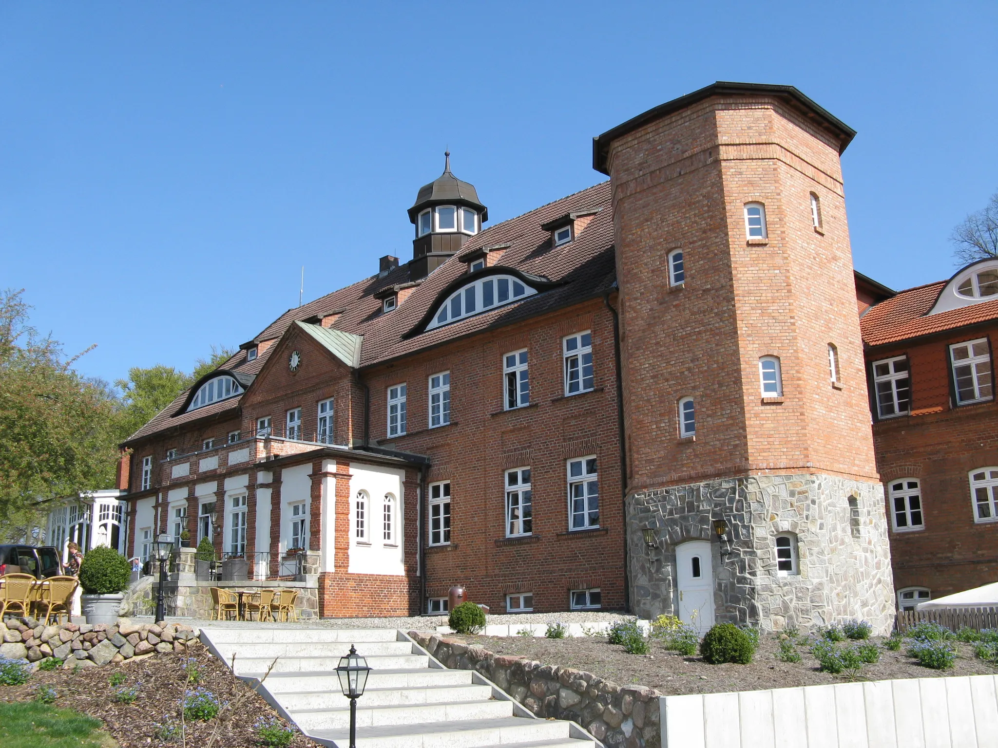 Photo showing: Manor house (castle) Basthorst in Basthorst, disctrict Parchim, Mecklenburg-Vorpommern, Germany