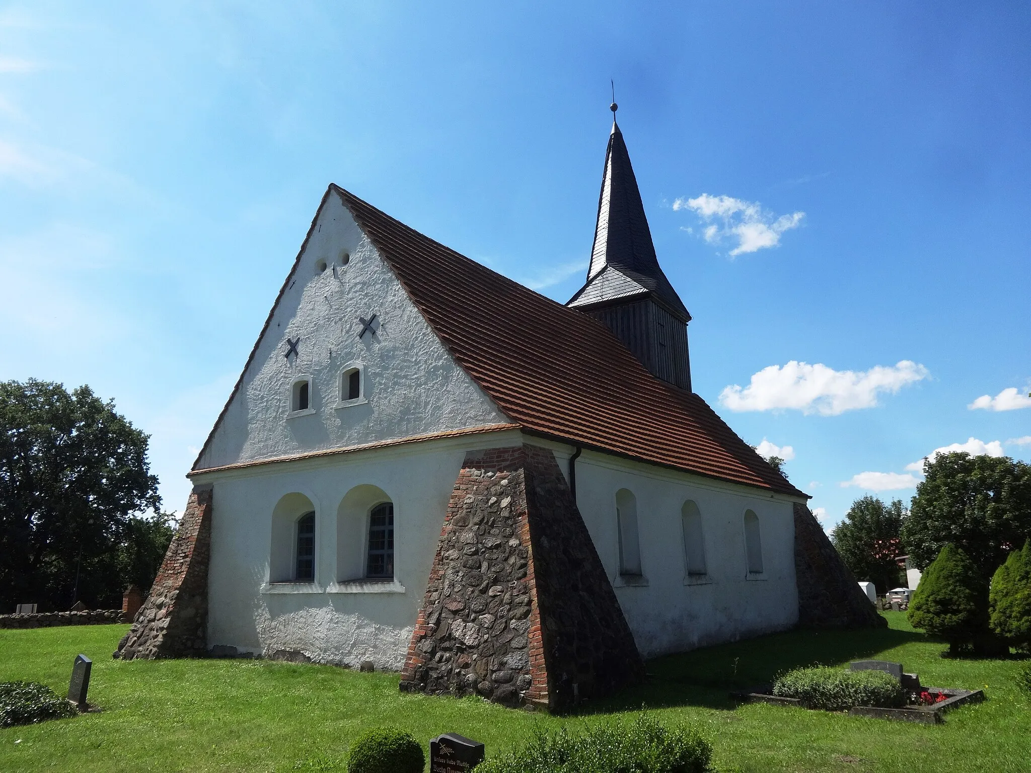 Photo showing: Die Kirche in Rossin im Landkreis Vorpommern-Greifswald entstand im 15. Jahrhundert. 1678 wurde sie tiefgreifend verändert. Im Innern steht unter anderem ein Kanzelaltar aus dem Jahr 1771.