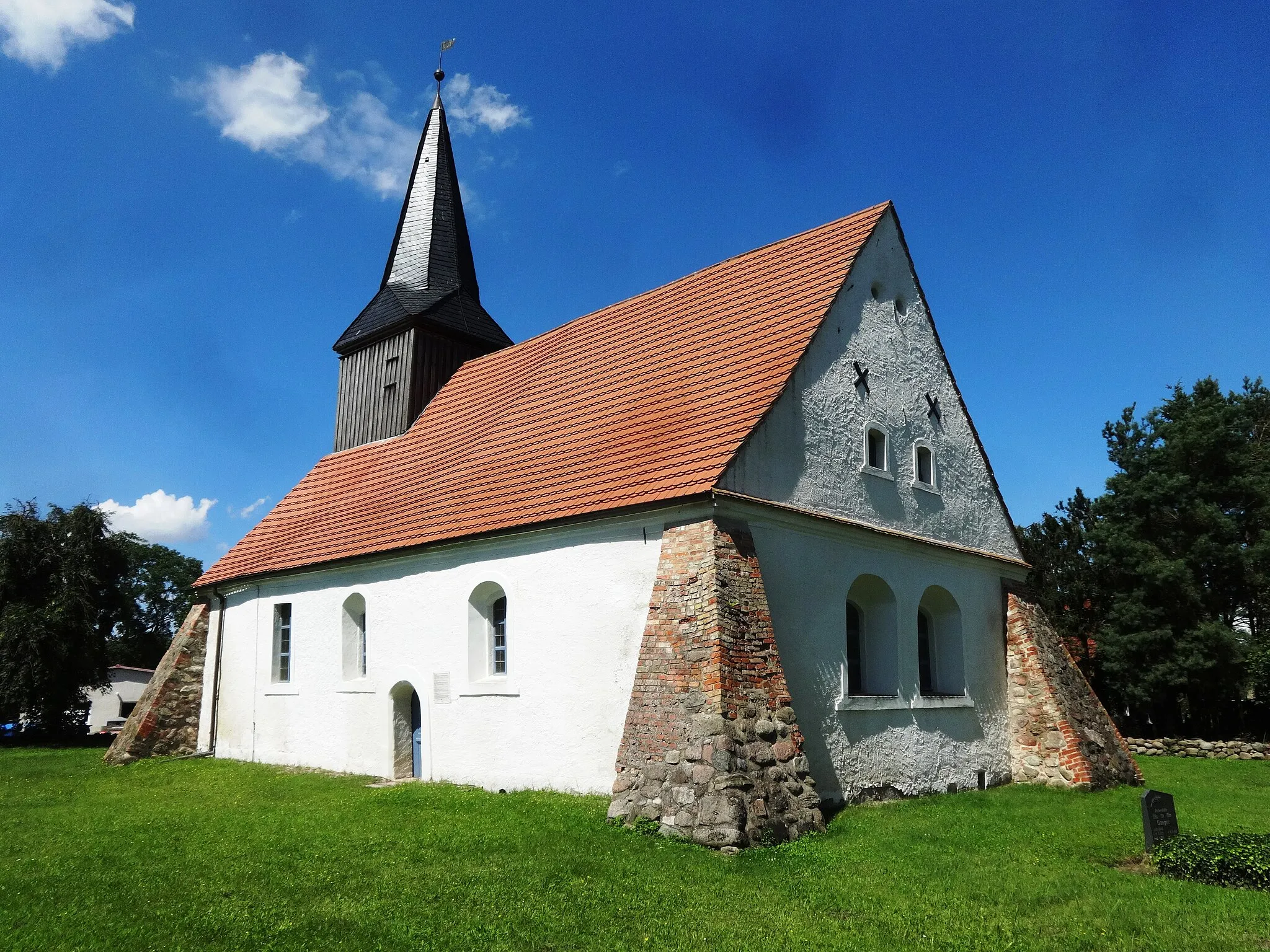 Photo showing: Die Kirche in Rossin im Landkreis Vorpommern-Greifswald entstand im 15. Jahrhundert. 1678 wurde sie tiefgreifend verändert. Im Innern steht unter anderem ein Kanzelaltar aus dem Jahr 1771.
