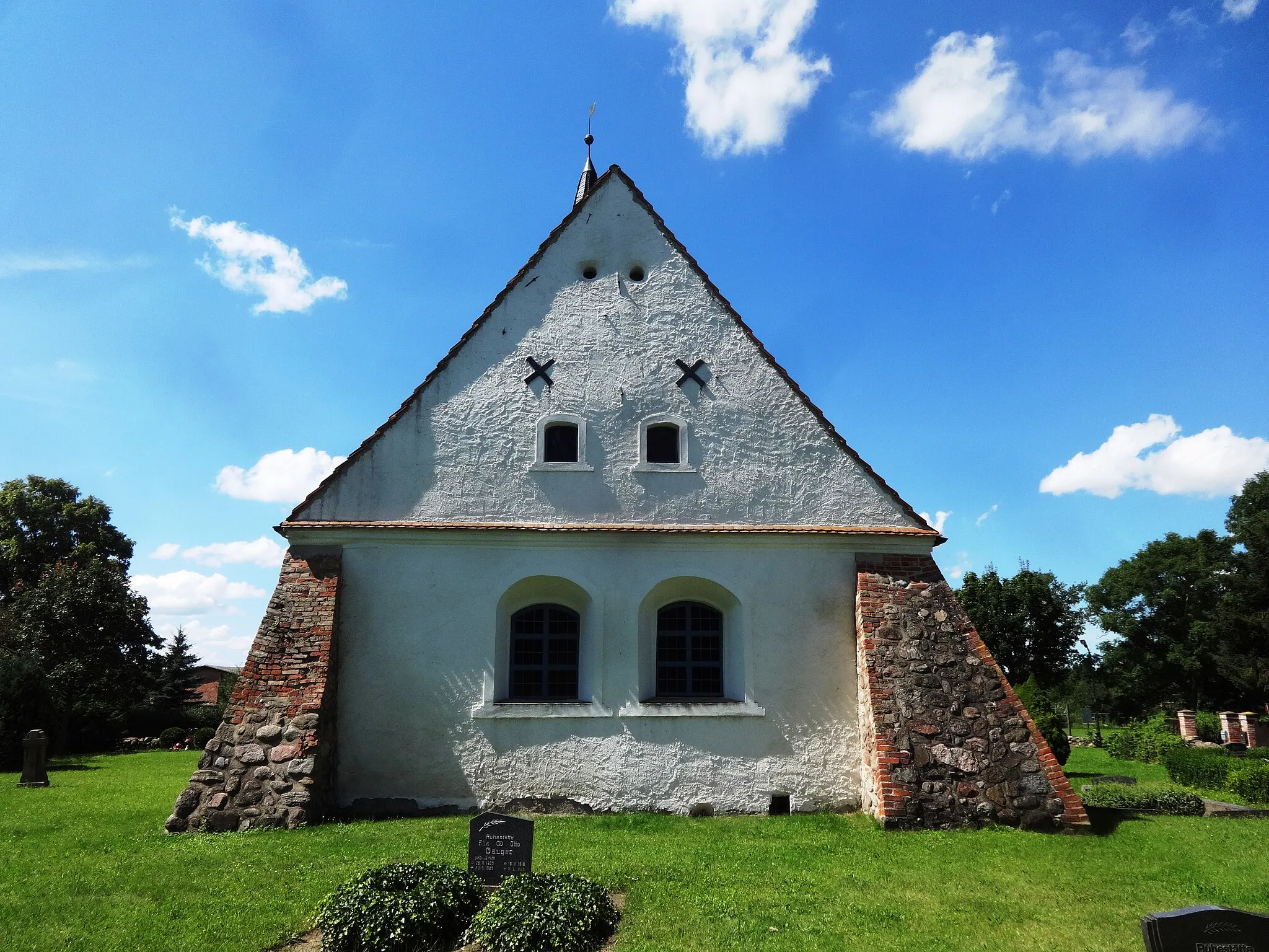 Photo showing: Die Kirche in Rossin im Landkreis Vorpommern-Greifswald entstand im 15. Jahrhundert. 1678 wurde sie tiefgreifend verändert. Im Innern steht unter anderem ein Kanzelaltar aus dem Jahr 1771.