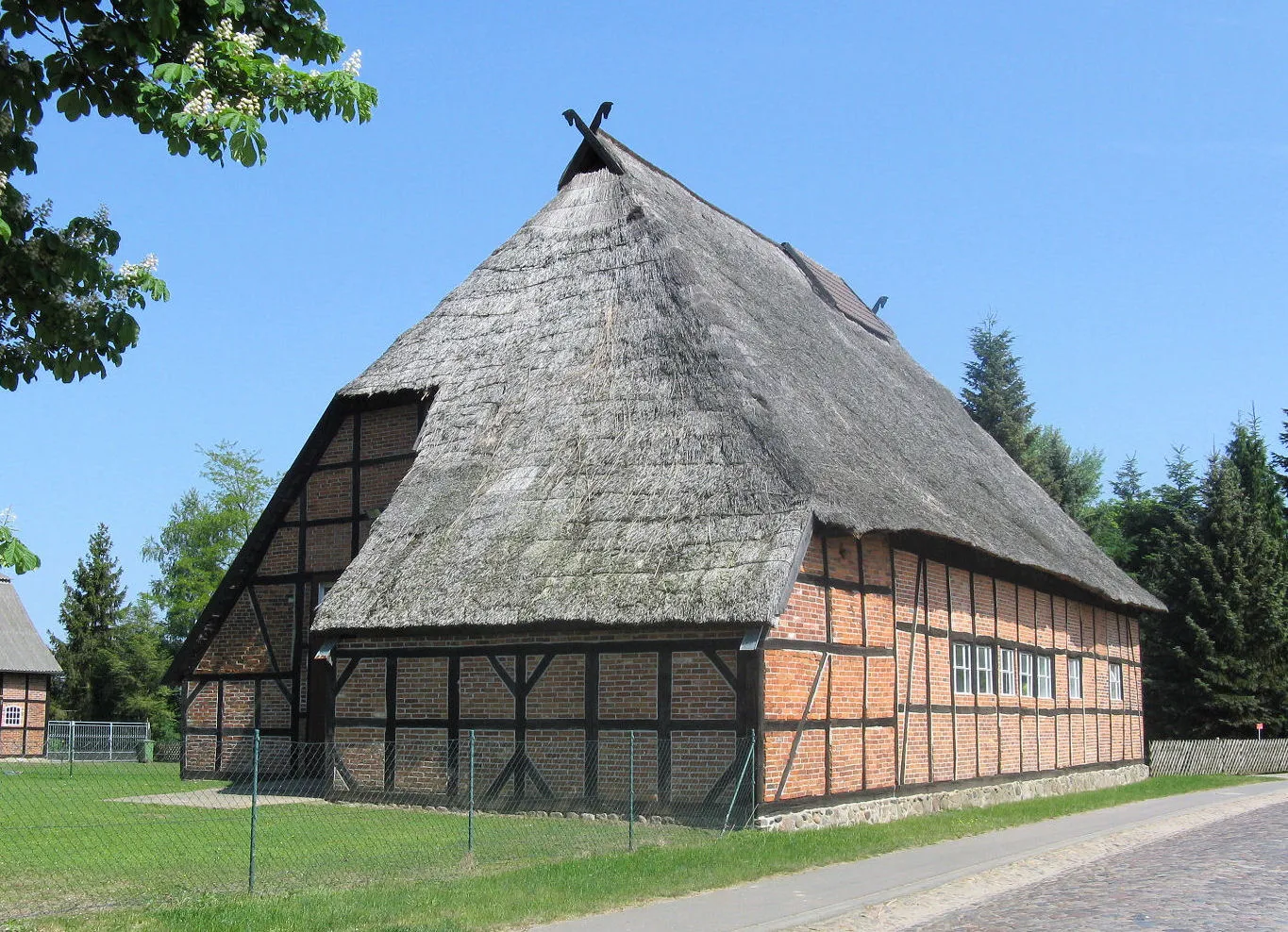 Photo showing: Timber framed barn in Kogel, district Ludwigslust-Parchim, Mecklenburg-Vorpommern, Germany