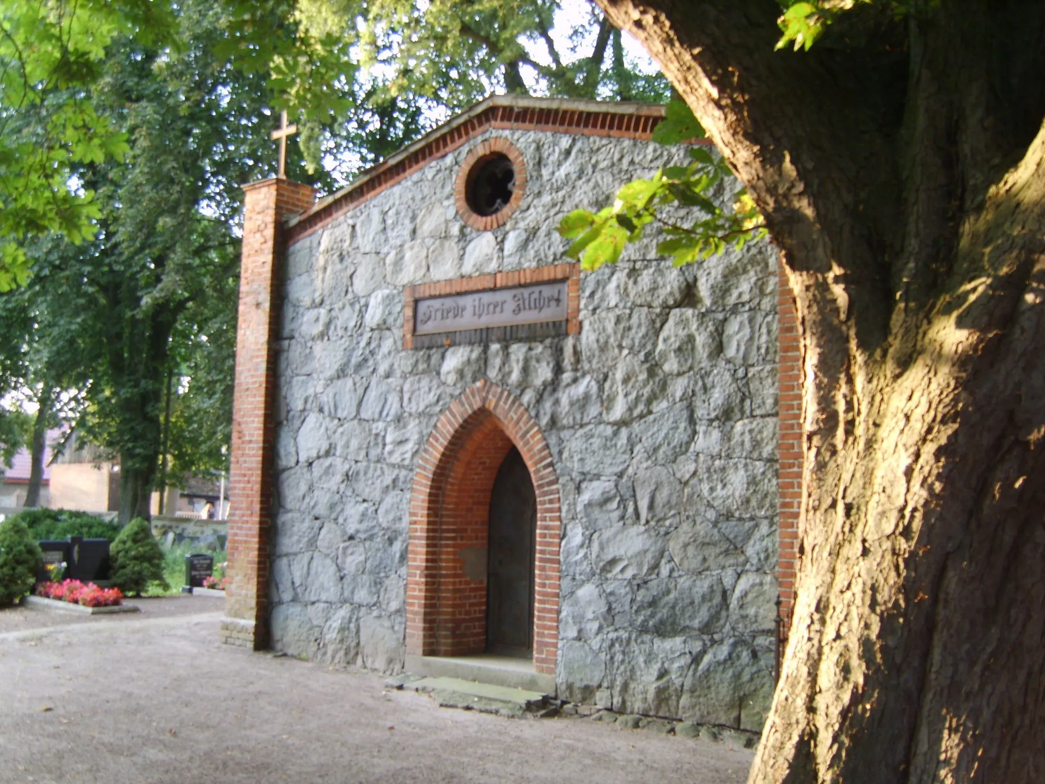 Photo showing: Mausoleum auf dem Kirchhof Alt Teterin