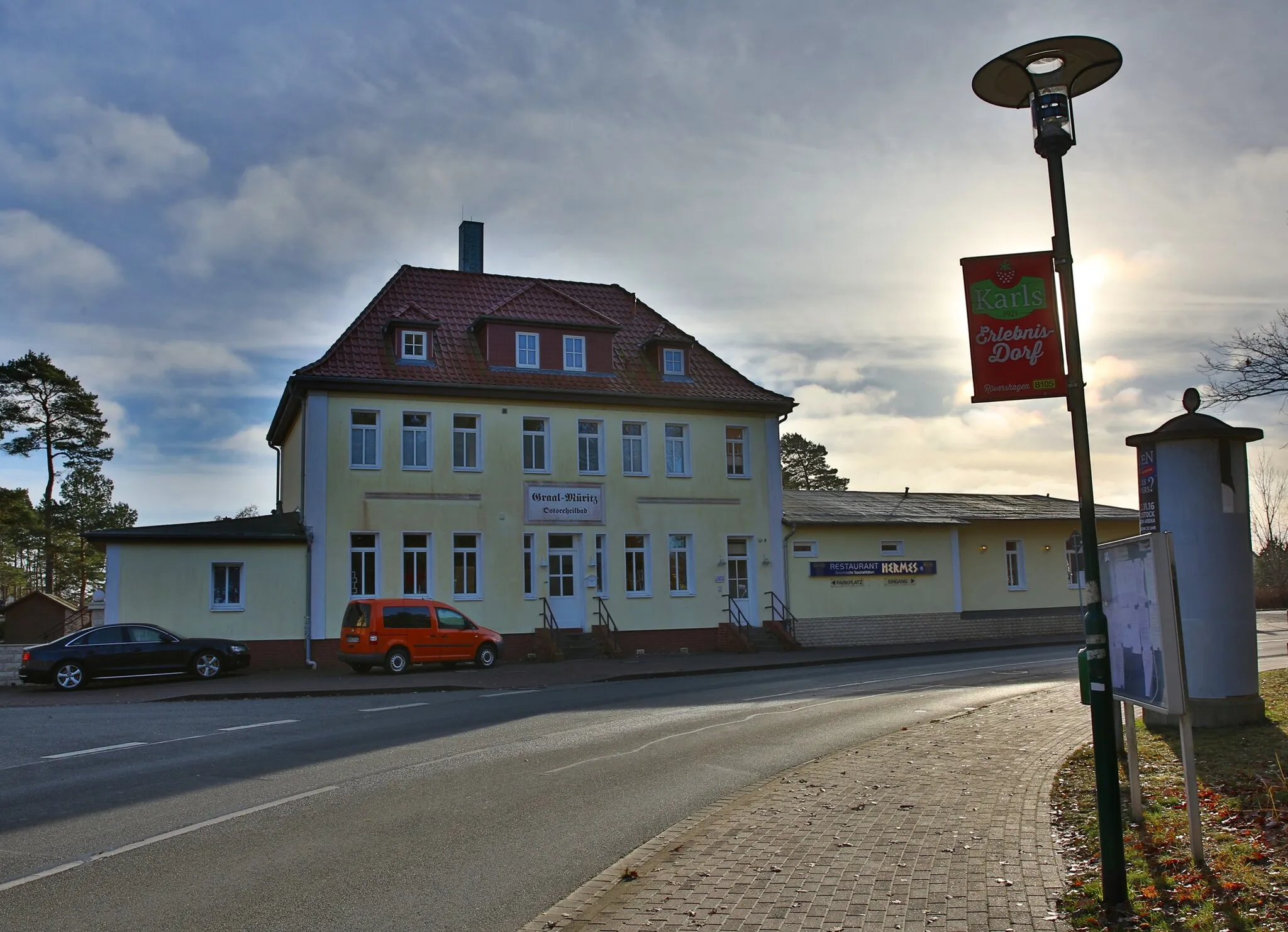 Photo showing: Empfangsgebäude des ehemaligen Bahnhofs Graal-Müritz. Das Gebäude wird derzeit als Restaurant genutzt.