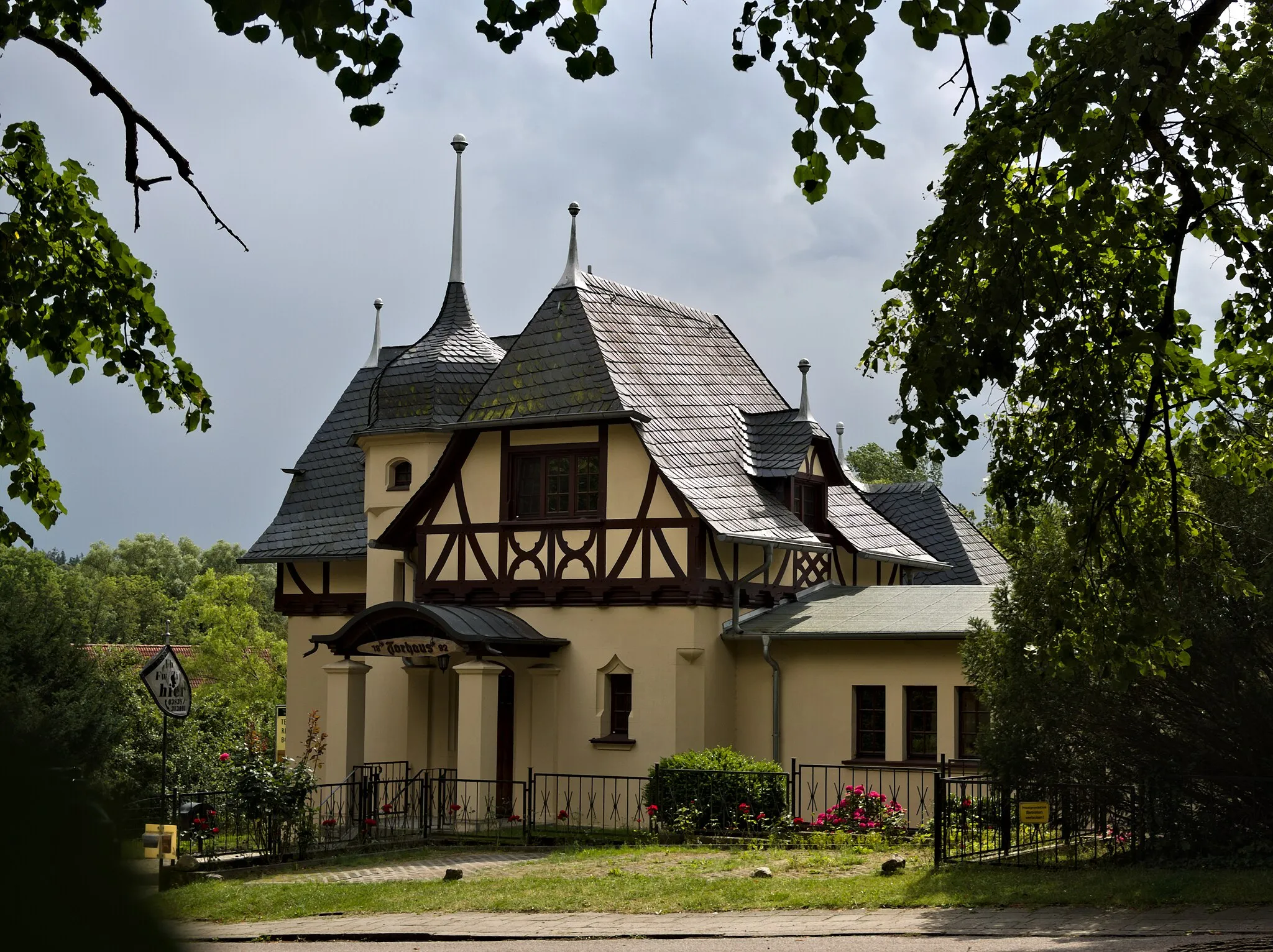 Photo showing: Nr. 596 - Torhaus in Ralswieck
Parkstraße 41
18528 Ralswiek

54.474081, 13.445055