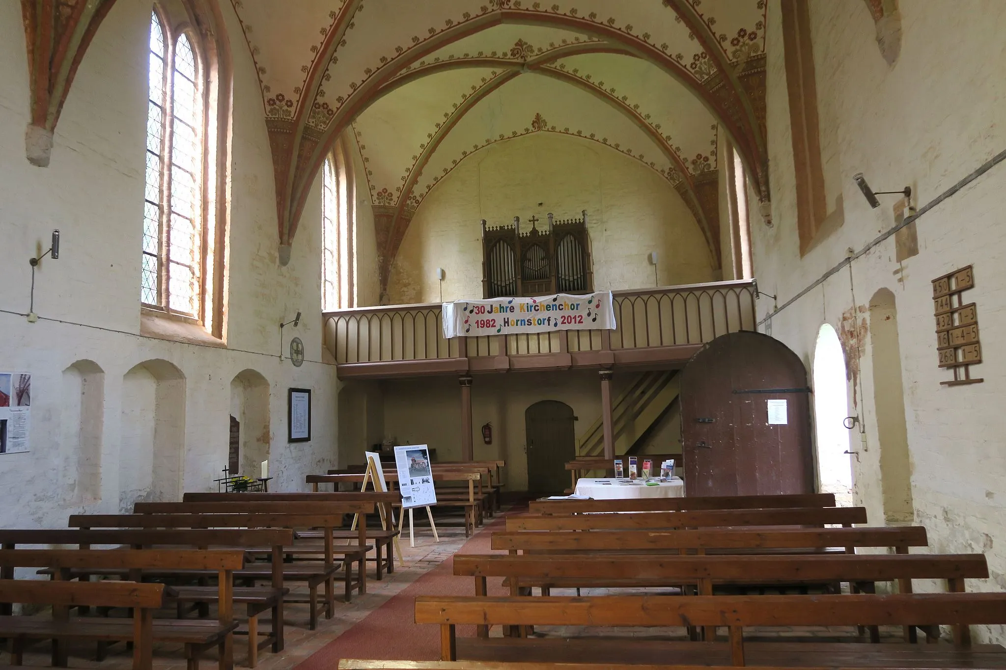 Photo showing: Innenraum mit Bestuhlung und Orgelempore von Dorfkirche St. Laurentius in Hornstorf