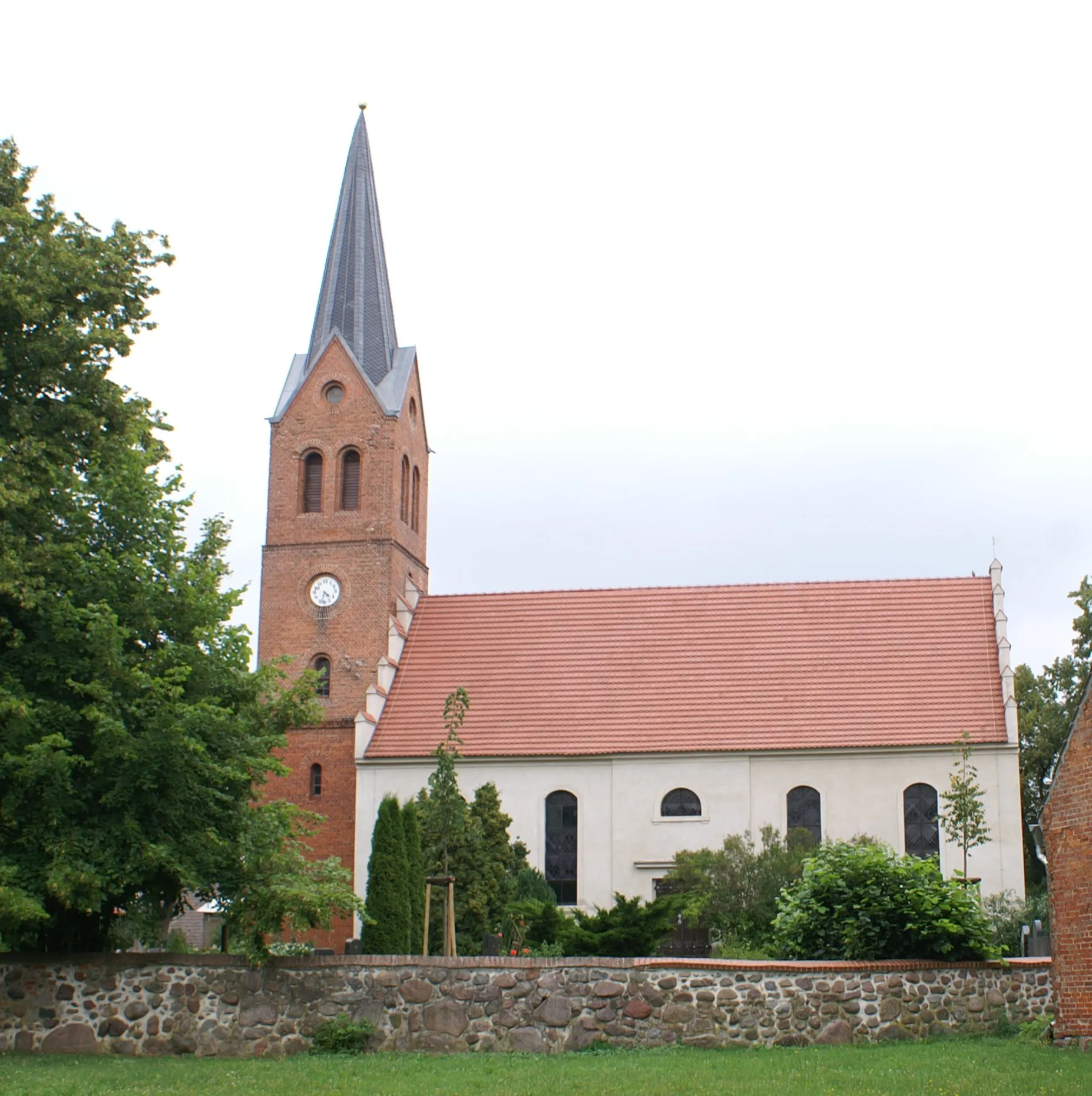 Photo showing: Grischow bei Altentreptow im Landkreis Demmin - Südseite der Kirche