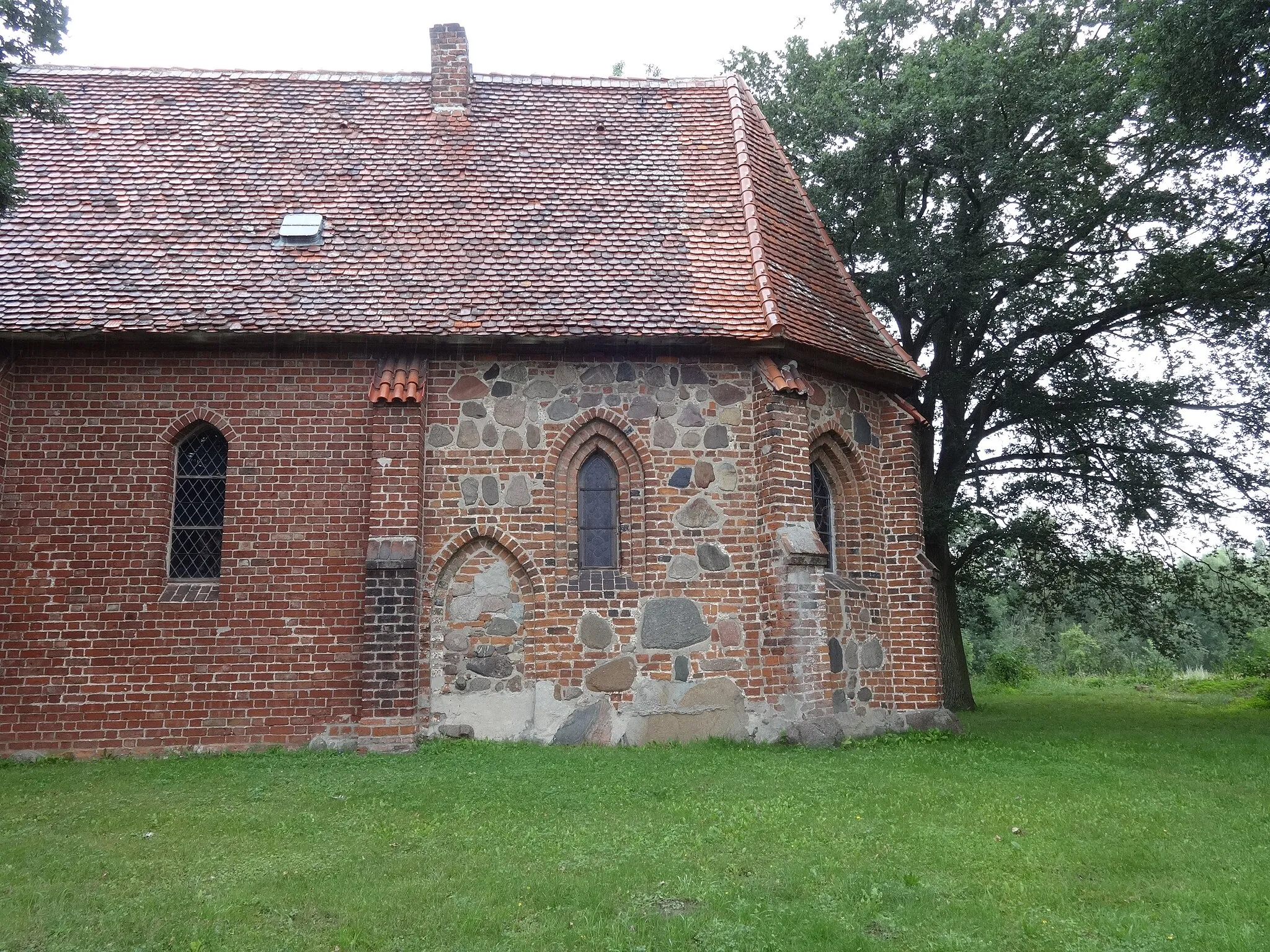 Photo showing: Die Dorfkirche Schönfeld ist eine Backsteinkirche aus der Zeit um 1400. In seinem Innern befindet sich unter anderem eine Kanzel aus dem 17. Jahrhundert.