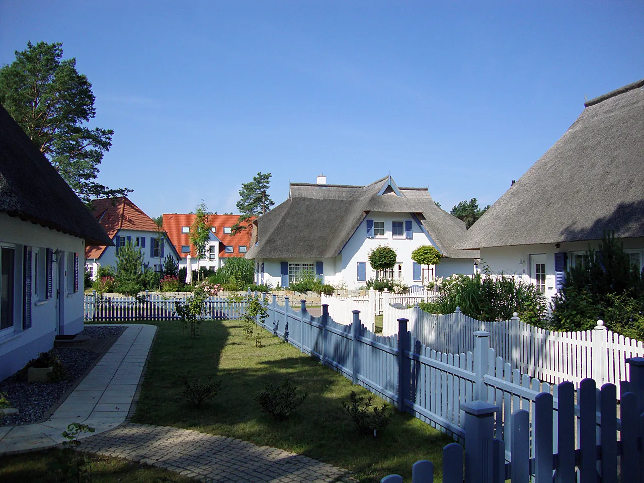 Photo showing: Karlshagen, Ferienhäuser in der Dünenresidenz, 2009
