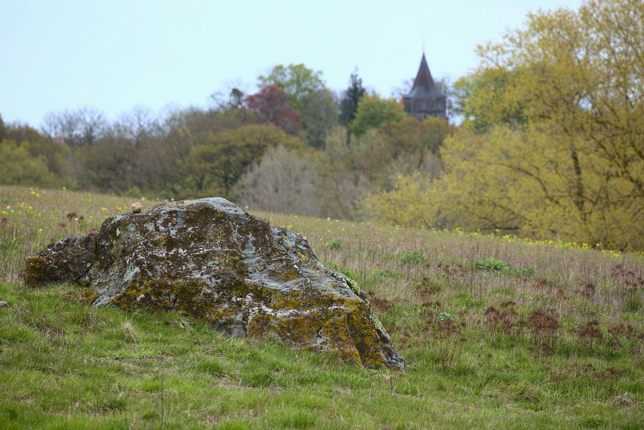 Photo showing: Findling bei Hohendorf mit der Kirche des Ortes im Hintergrund.