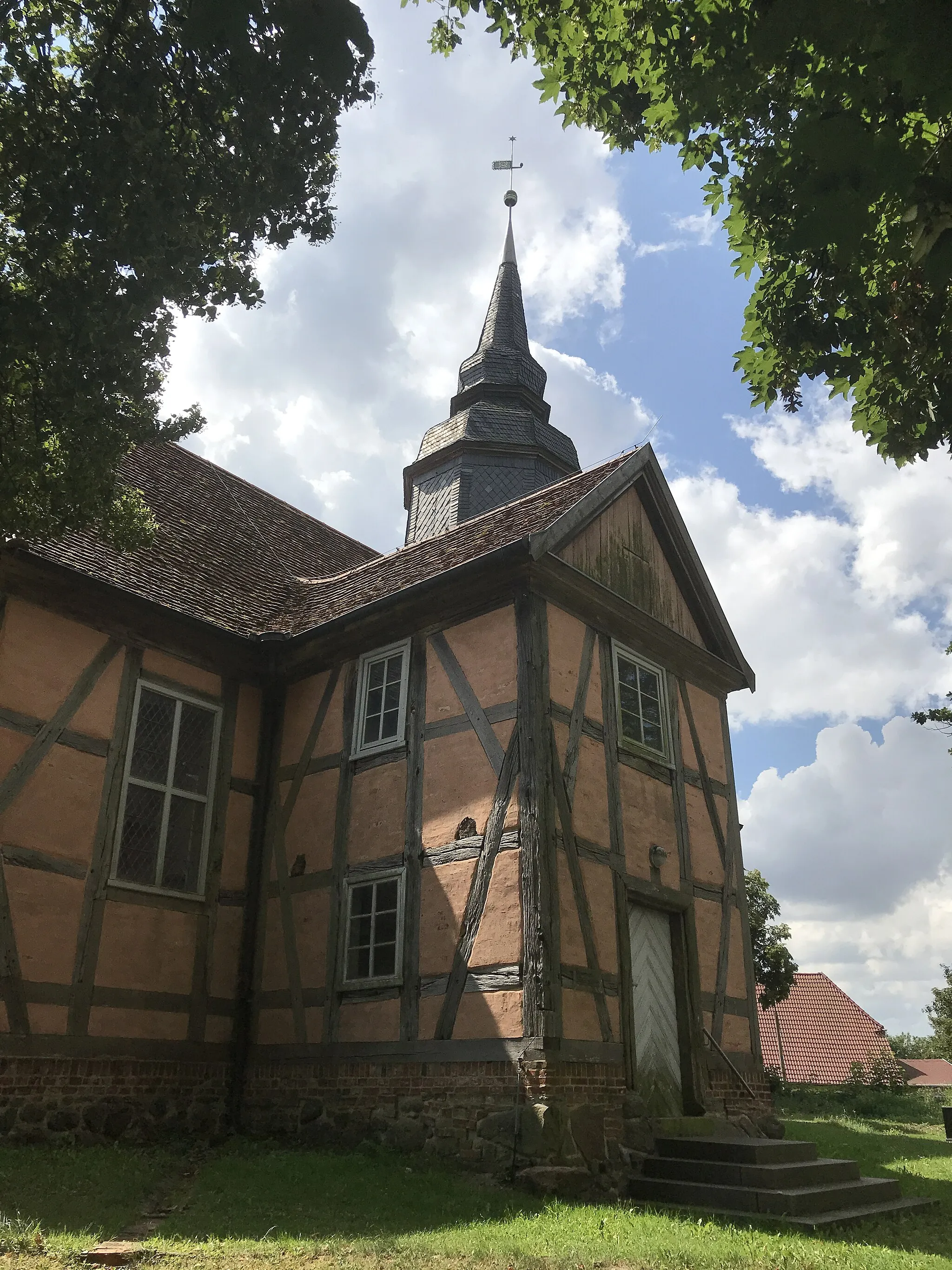 Photo showing: Die Dorfkirche Schönhausen ist eine Fachwerkkirche in Schönhausen im Landkreis Mecklenburgische Seenplatte in Mecklenburg-Vorpommern. Im Innern stehen unter anderem ein Kanzelaltar sowie eine Patronatsloge aus der Bauzeit.