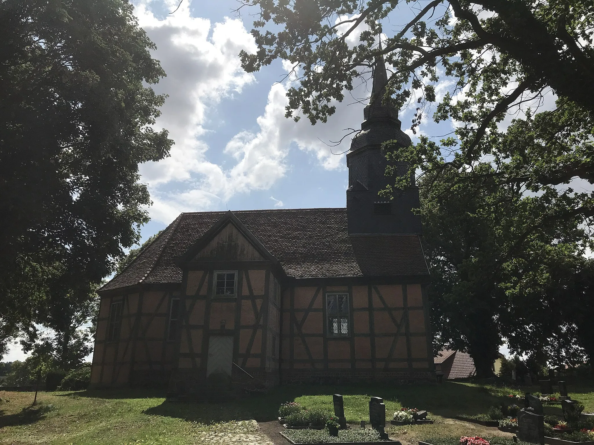 Photo showing: Die Dorfkirche Schönhausen ist eine Fachwerkkirche in Schönhausen im Landkreis Mecklenburgische Seenplatte in Mecklenburg-Vorpommern. Im Innern stehen unter anderem ein Kanzelaltar sowie eine Patronatsloge aus der Bauzeit.