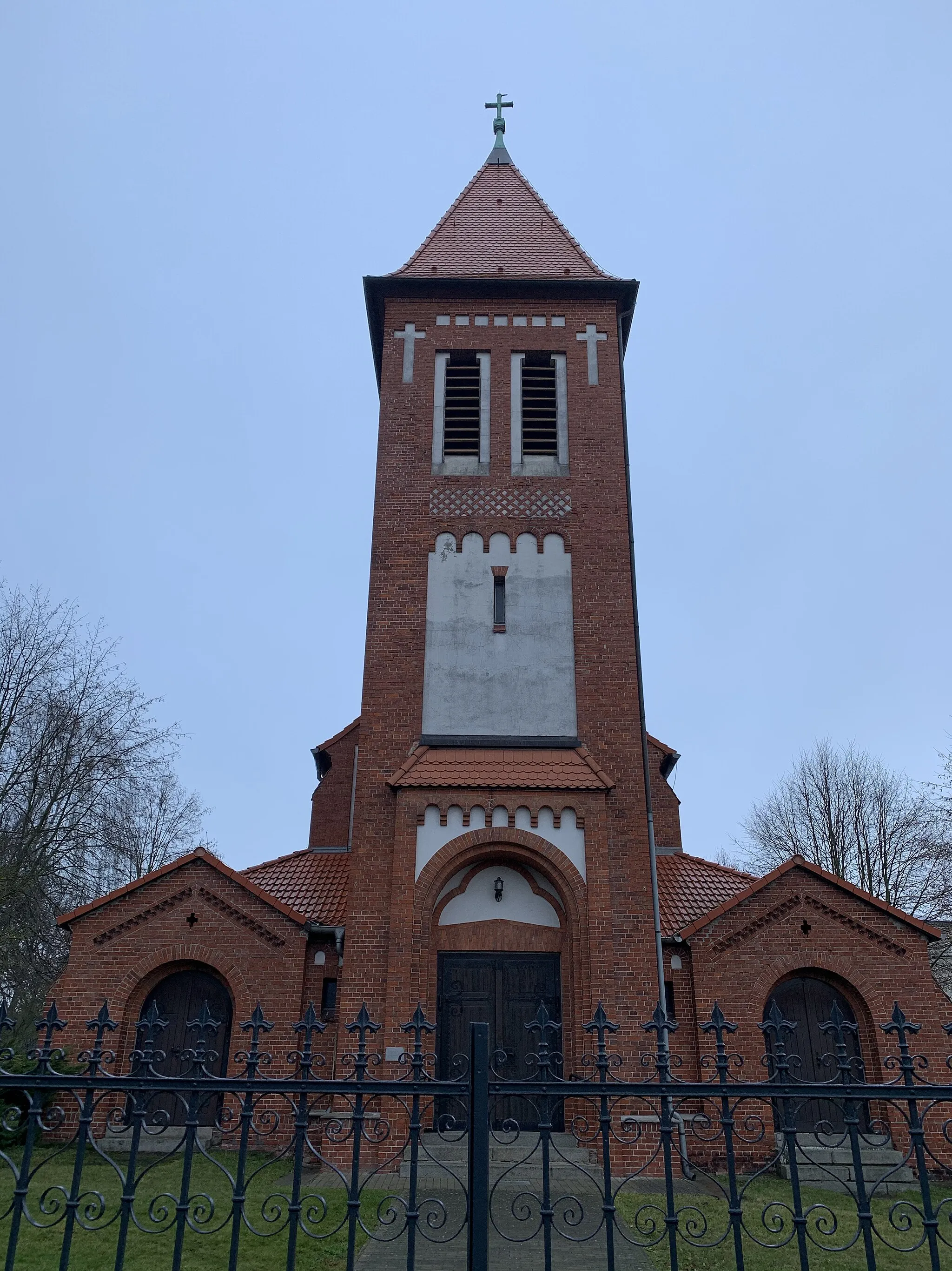Photo showing: Die katholische Kirche Zur Heiligen Familie ist eine neogotische Kirche aus dem Jahr 1910 in Strasburg (Uckermark), einer Stadt im Landkreis Vorpommern-Greifswald in Mecklenburg-Vorpommern.