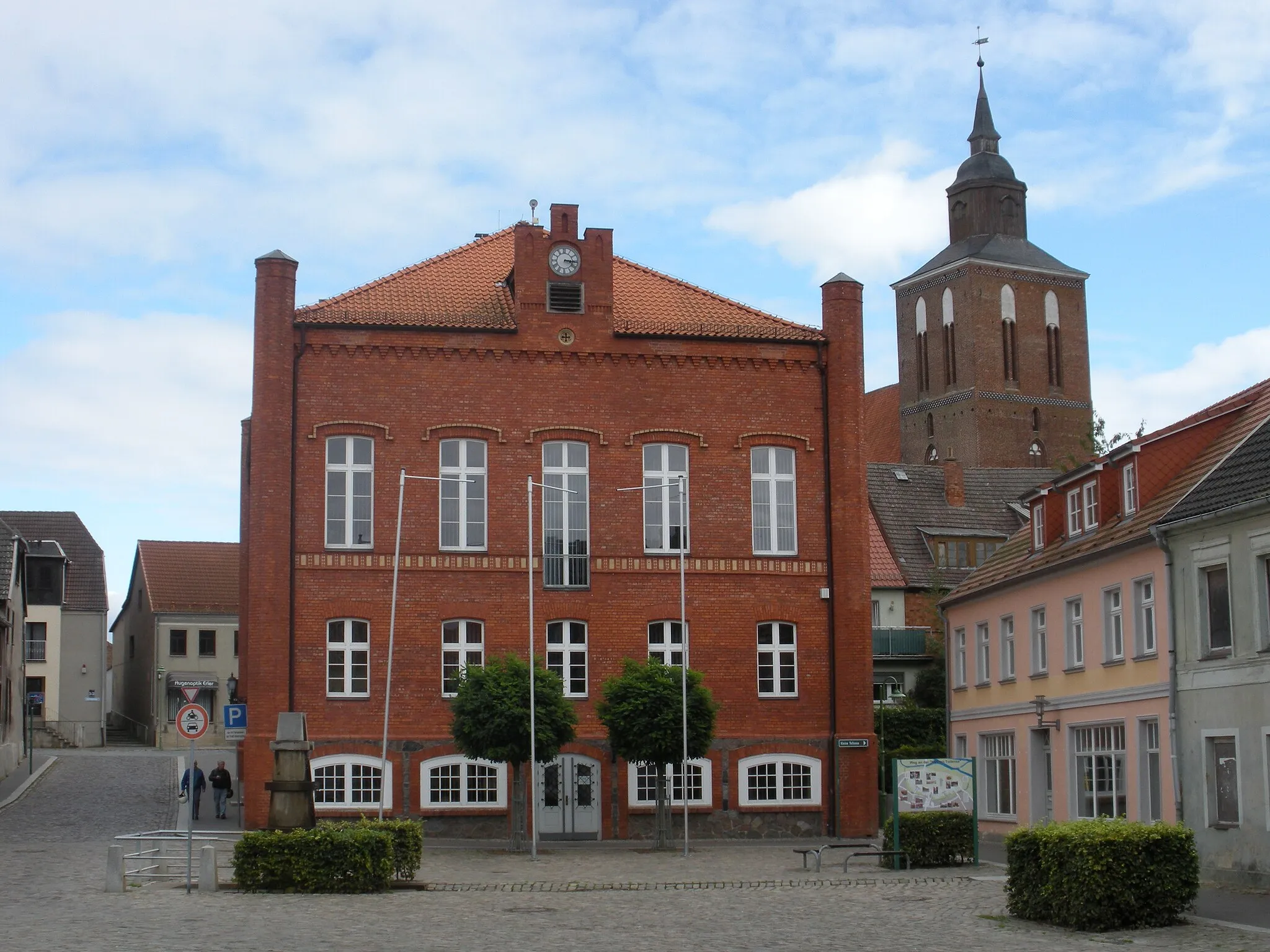 Photo showing: Town Hall and Protestant Church of St. Petri in Altentreptow, Landkreis Demmin