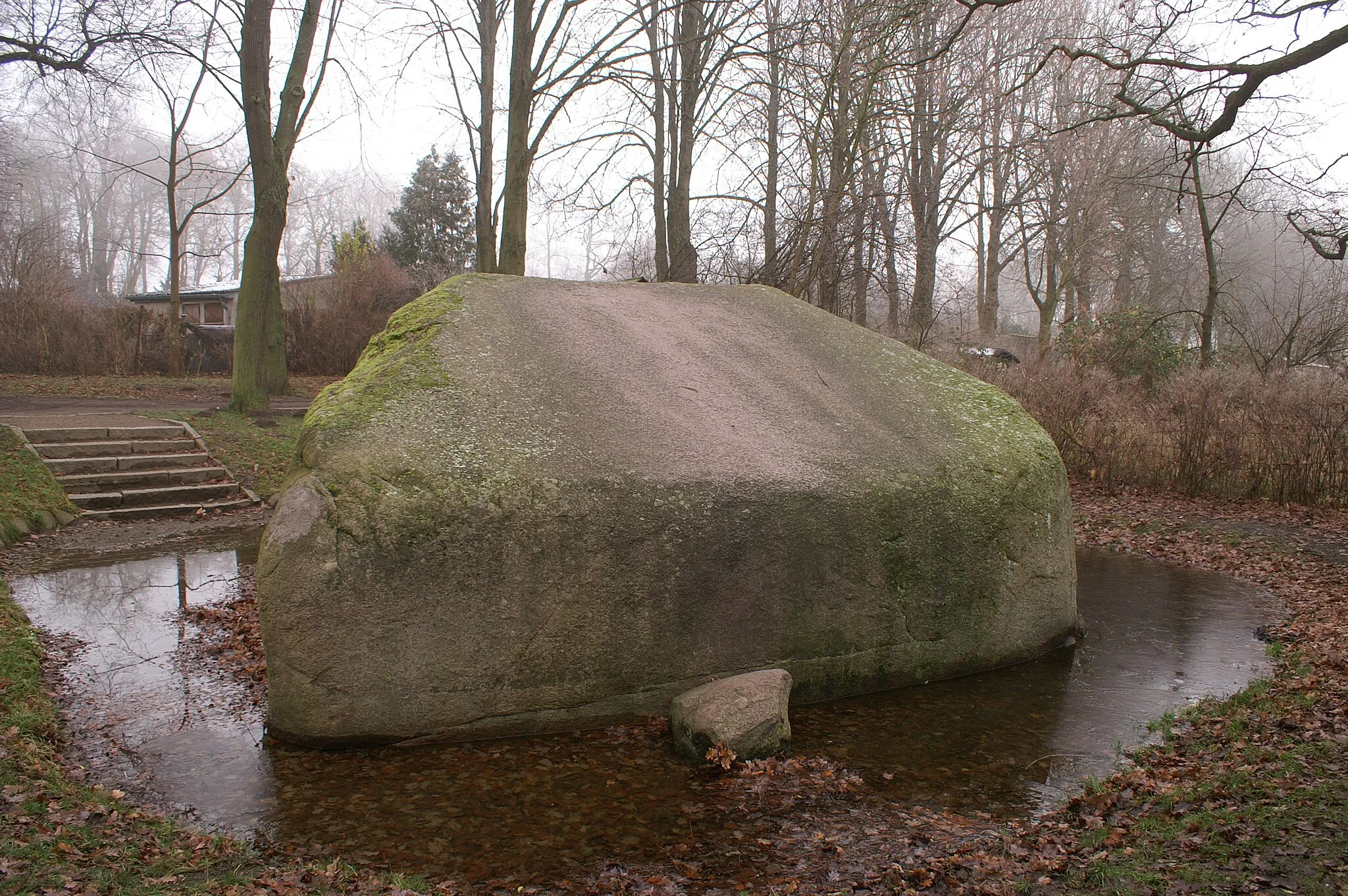 Photo showing: Großer Stein bei Altentreptow, Mecklenburg-Vorpommern