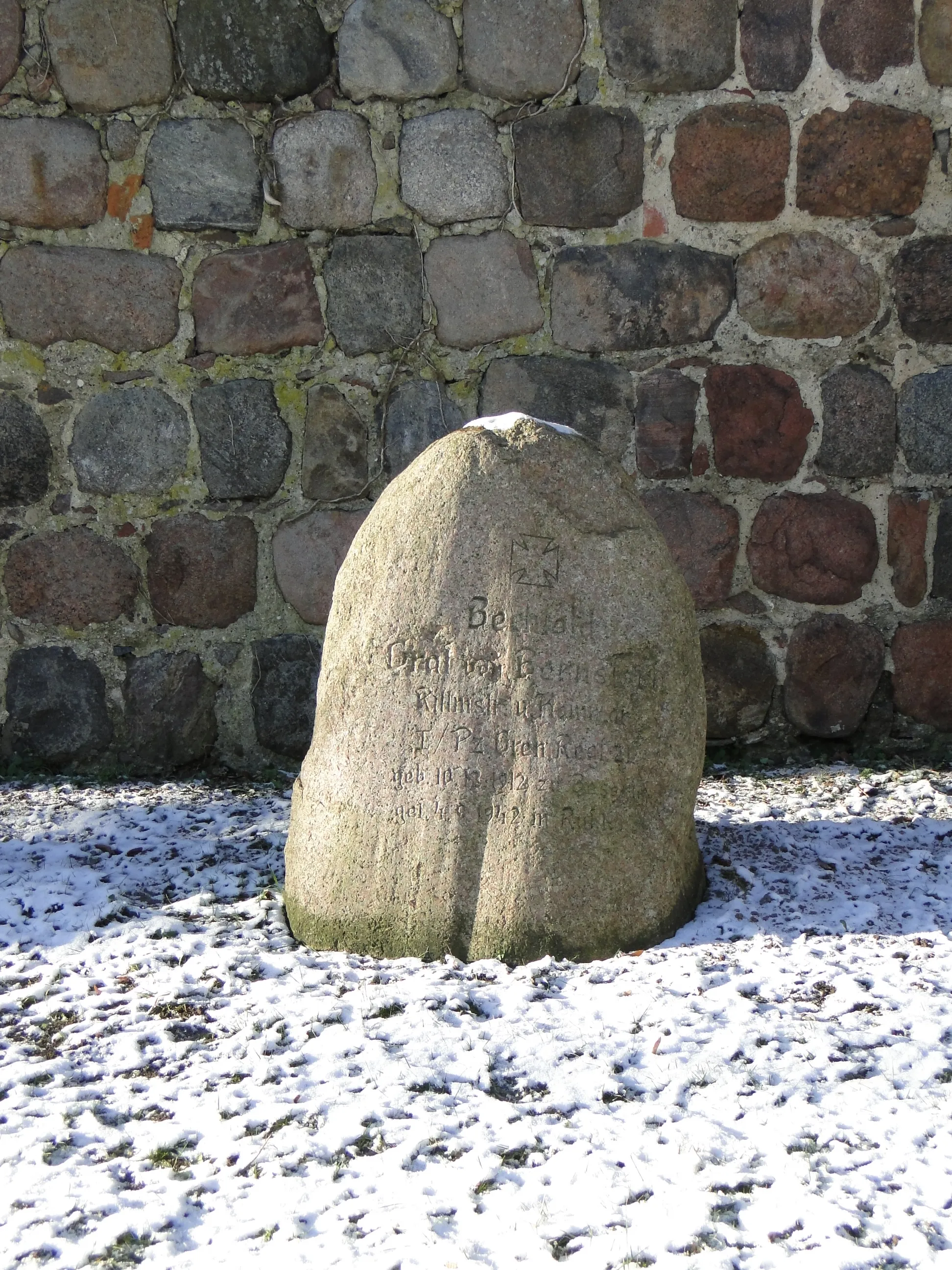 Photo showing: Gravestone at church in Beseritz, district Mecklenburg-Strelitz, Mecklenburg-Vorpommern, Germany