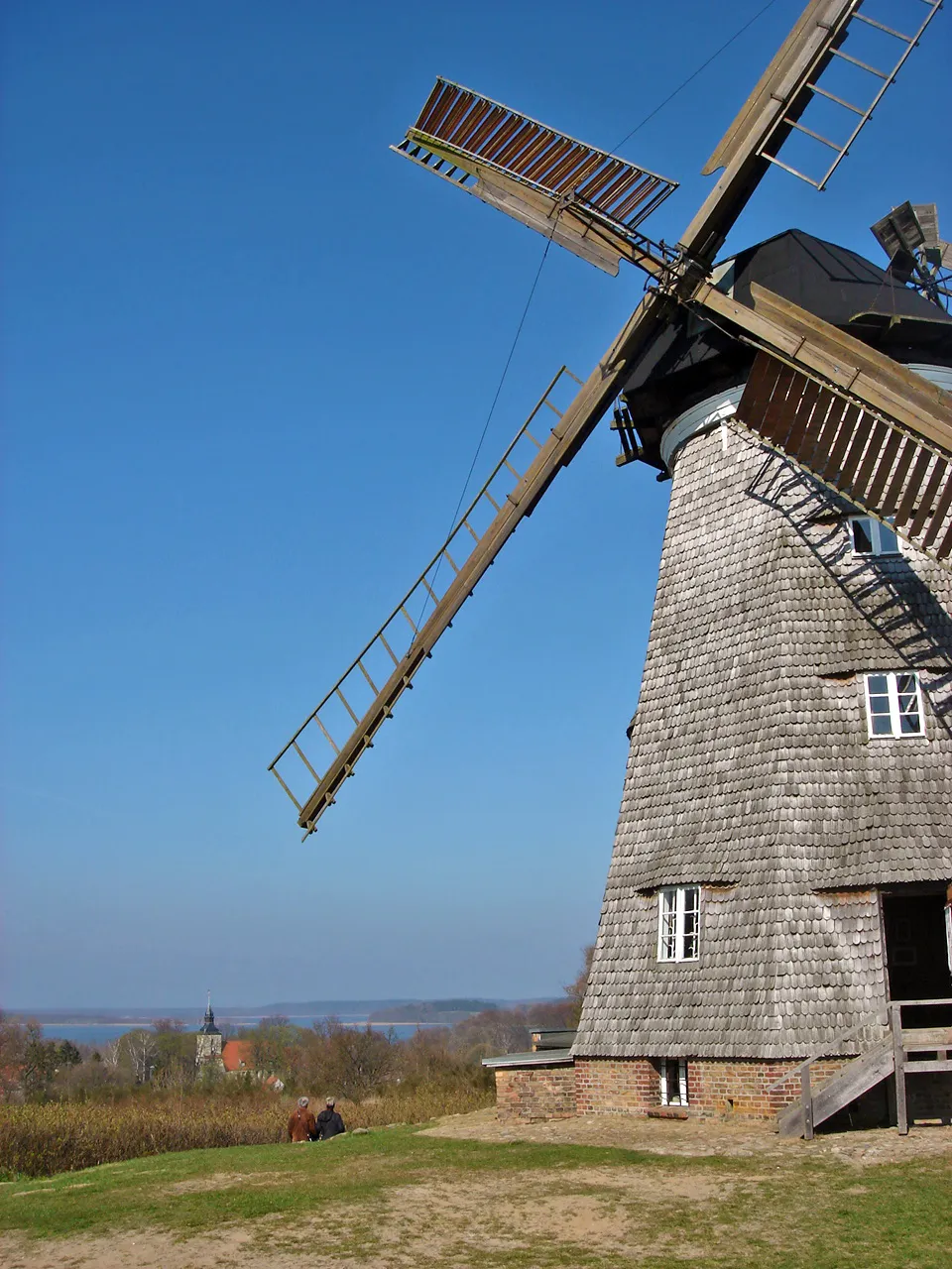 Photo showing: Windmill of Benz on the Island of Usedom. You can spot the town church in the background, as well as Lake Schmollensee.