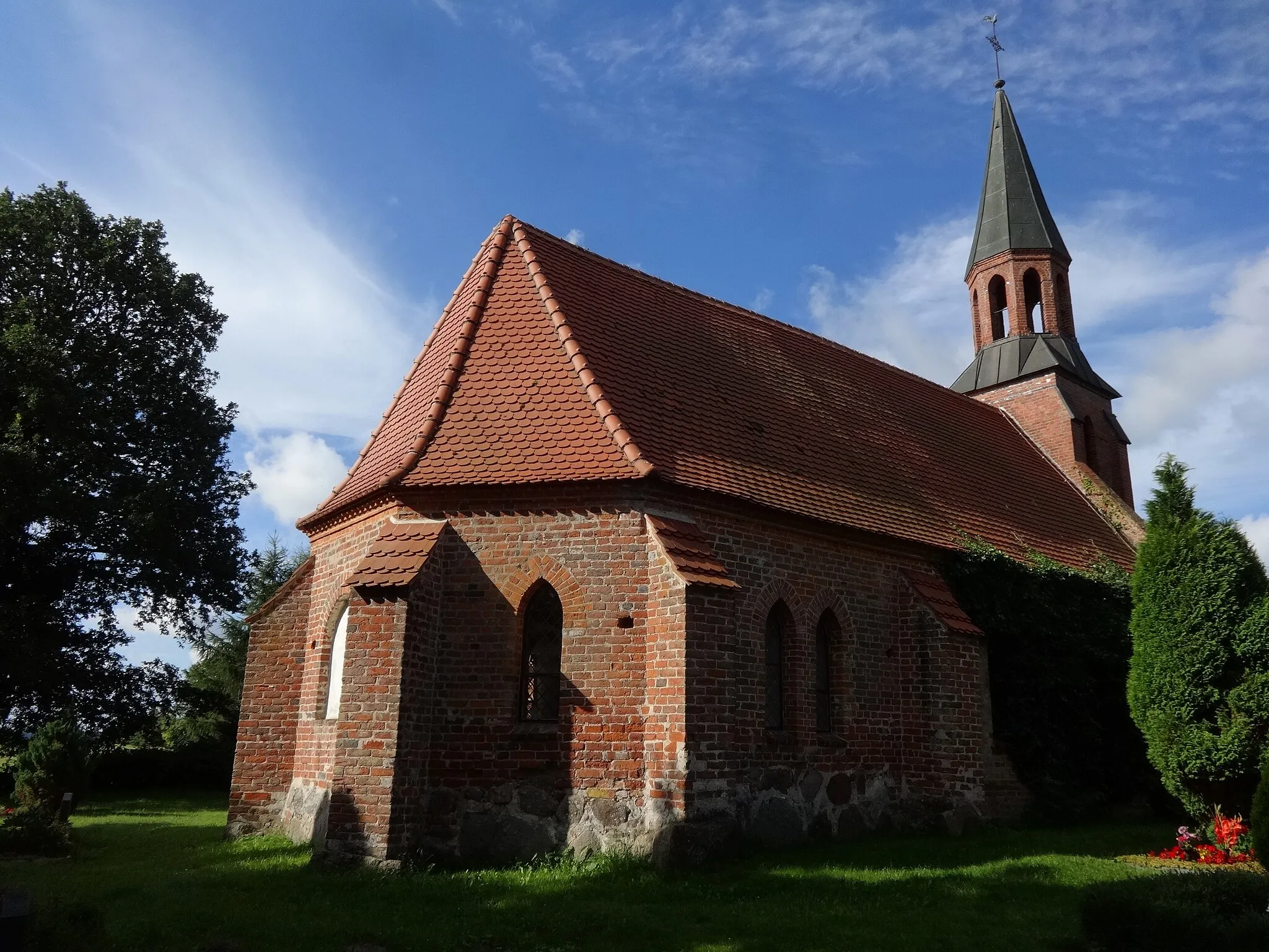 Photo showing: Die Backsteinkirche in Kirchdorf entstand im 14. Jahrhundert und wurde im 17. Jahrhundert um ein Kirchenschiff erweitert. Im 19. Jahrhundert erfolgte ein neugotischer Umbau.