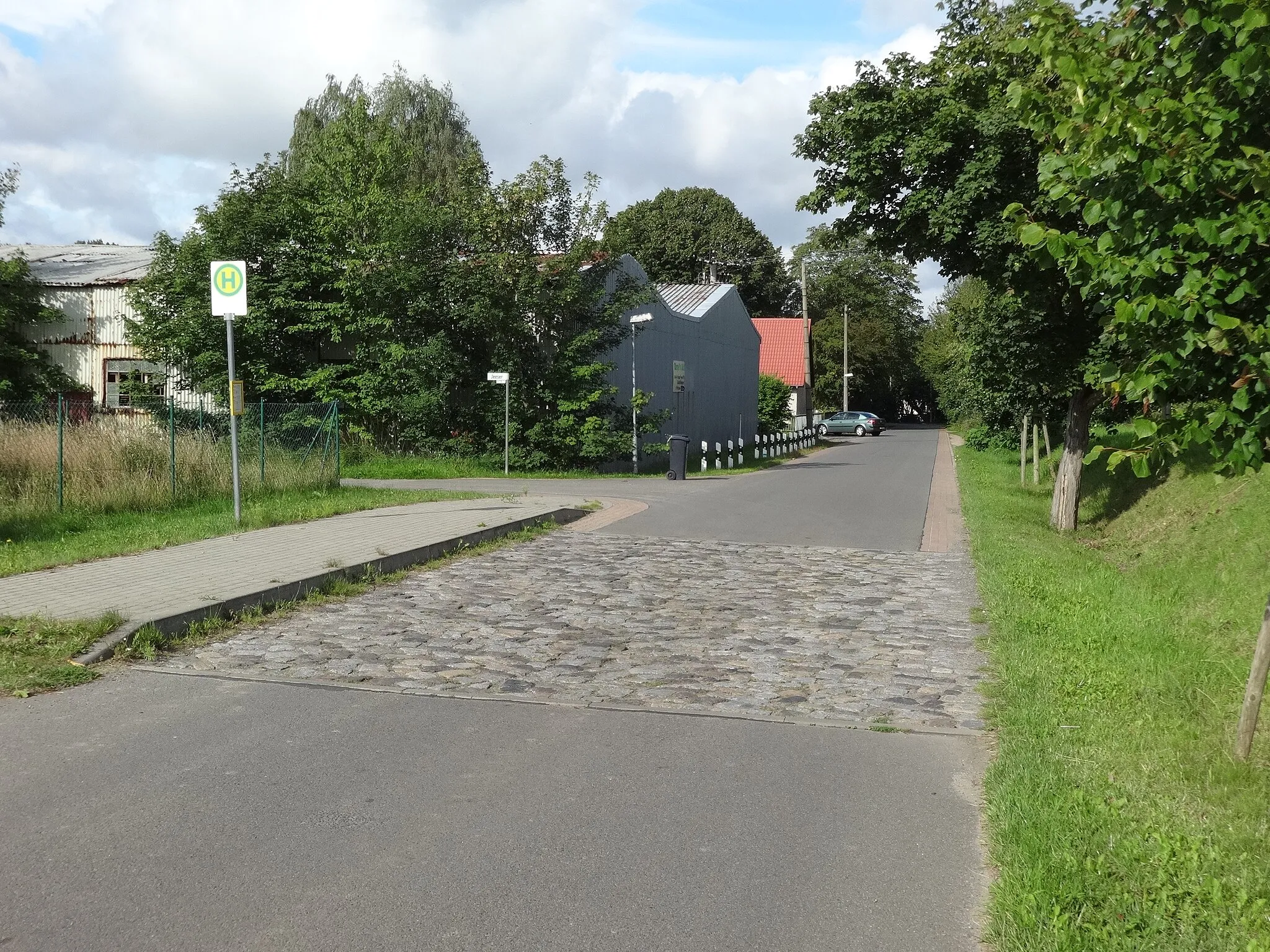 Photo showing: Denkmalgeschütztes Straßenstück mit Kopfsteinpflaster in Kirchdorf, Gemeinde Sundhagen