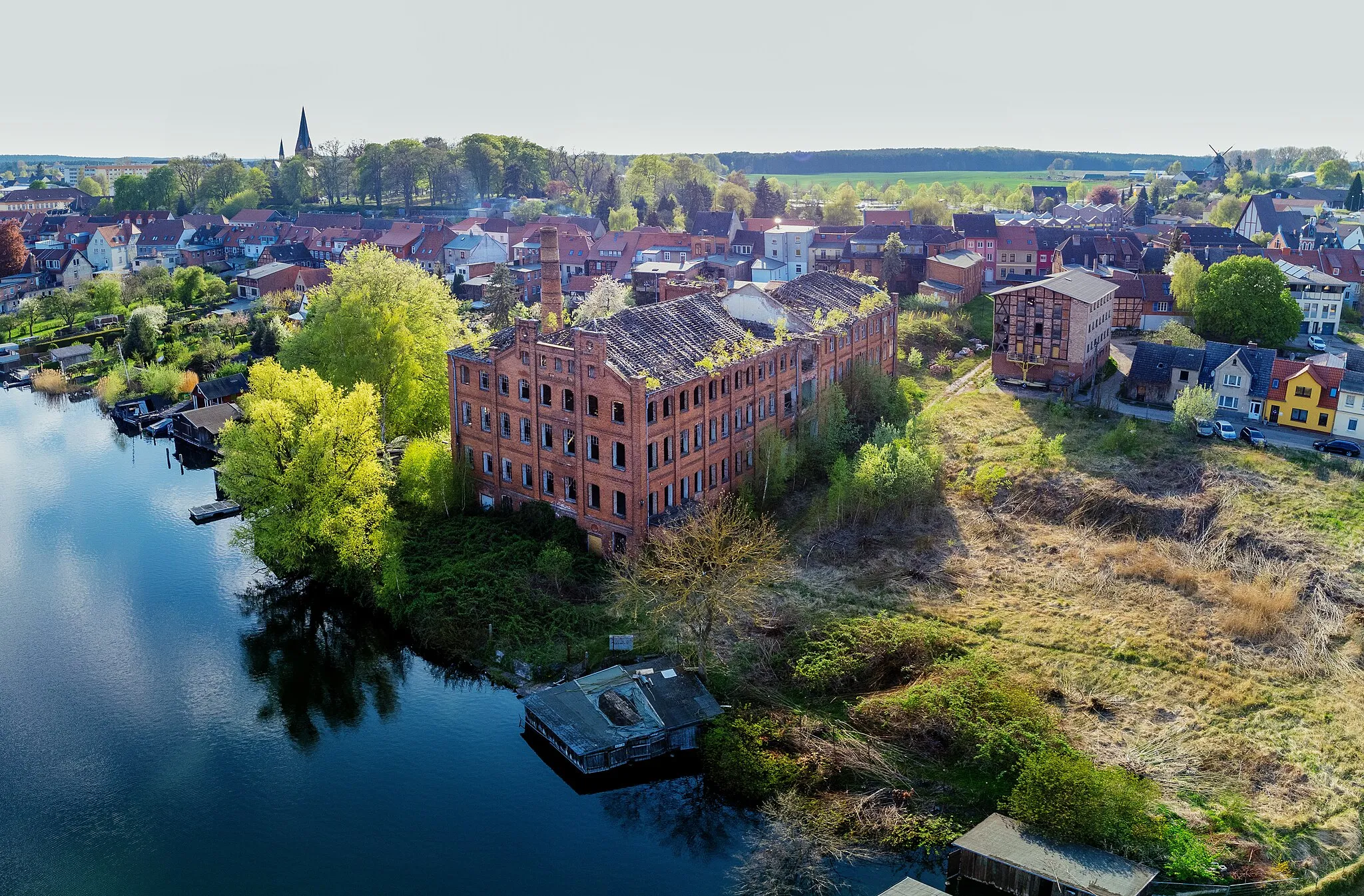 Photo showing: Blick auf die ehemalige Weberrei von Seiten des Malchower Sees