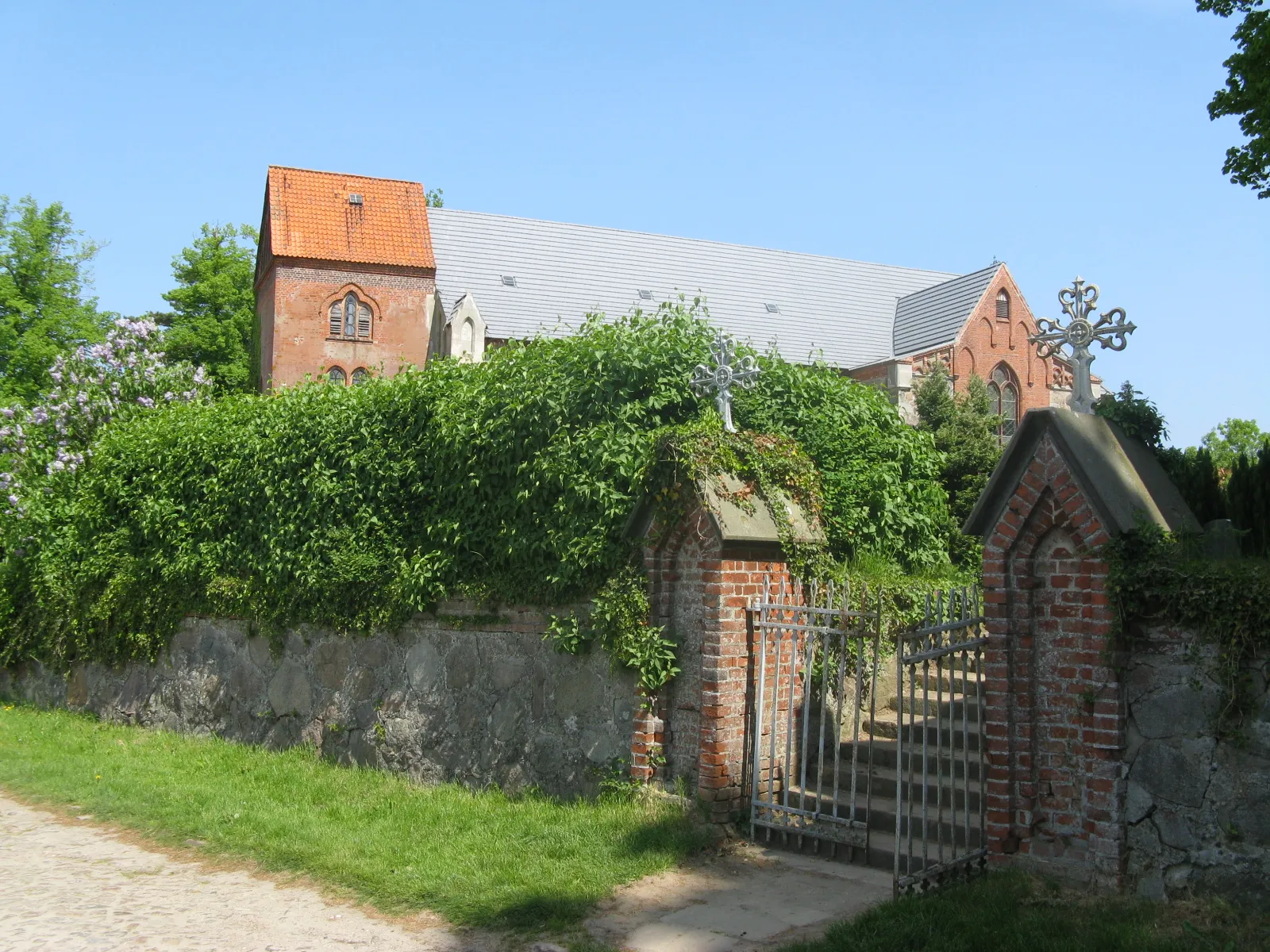 Photo showing: Entrance to the church in Camin, Mecklenburg-Vorpommern, Germany