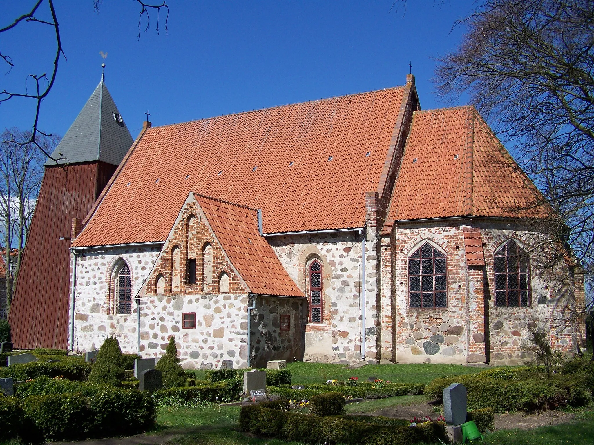 Photo showing: Elmenhorst, Kirche - Ansicht vom Kirchhof (2008-04-20)