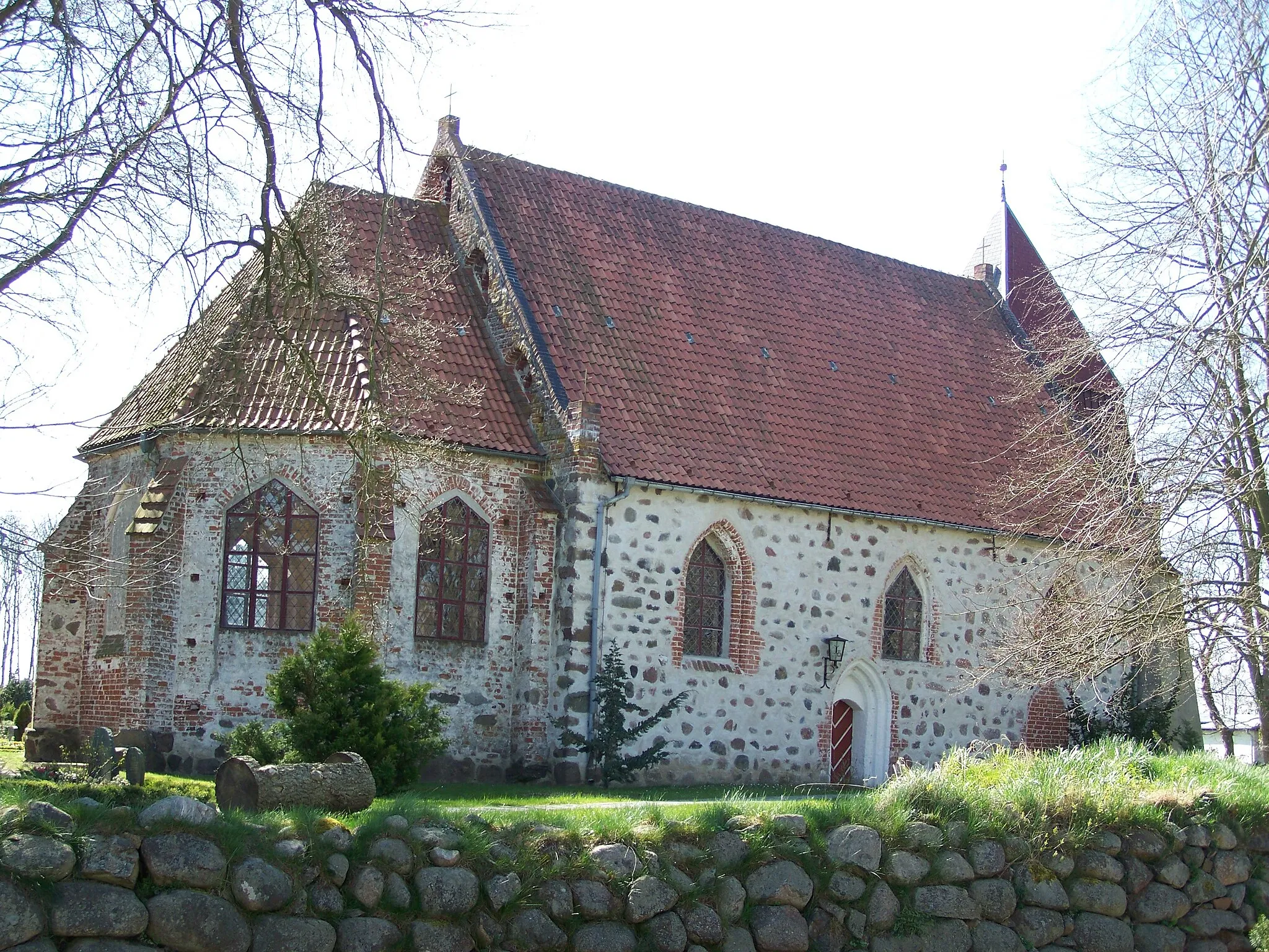 Photo showing: Elmenhorst, Kirche - Ansicht von der Straße (2008-04-20)