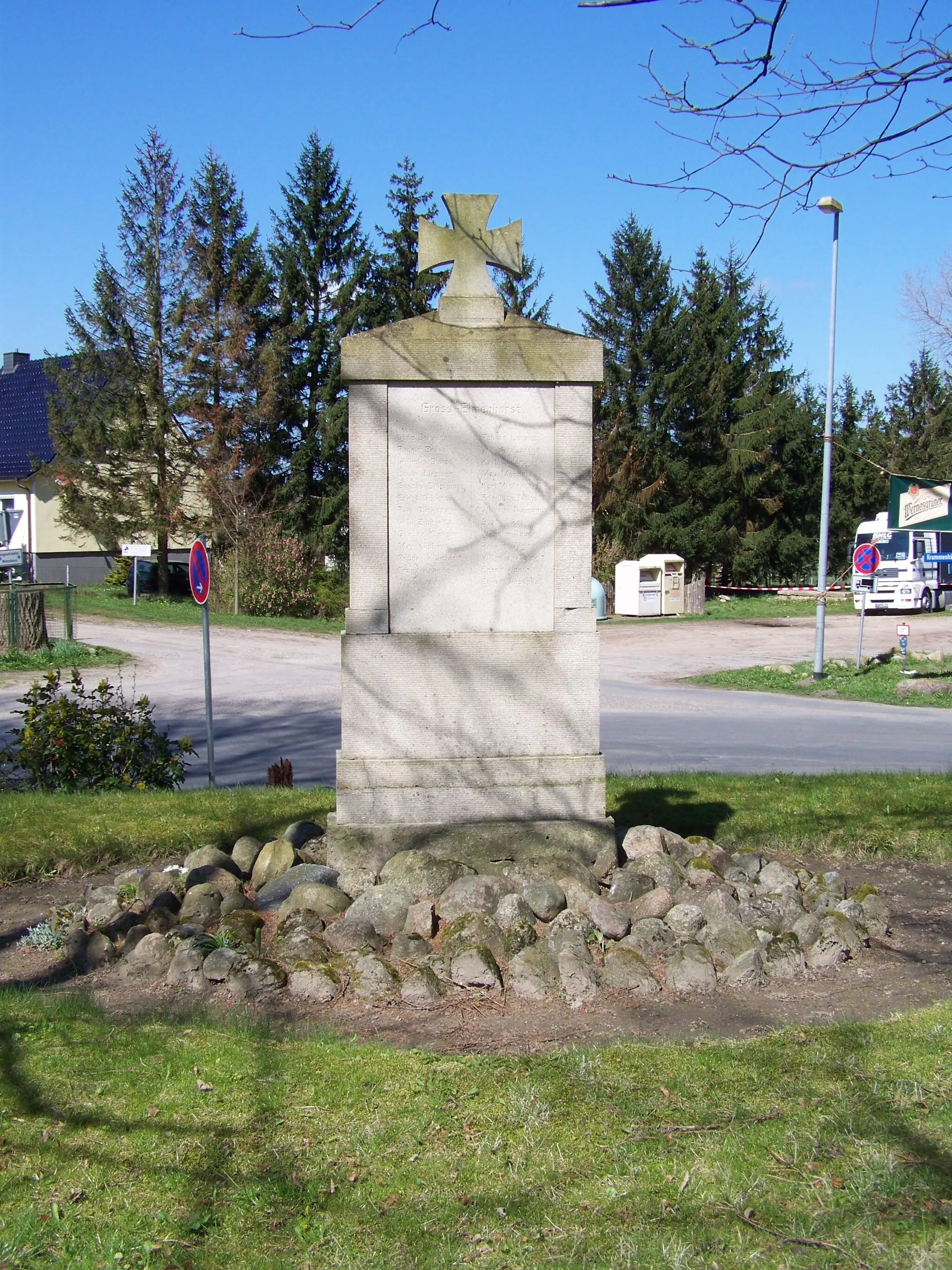 Photo showing: Elmenhorst, Denkmal für Weltkriegsgefallene (2008-04-20)